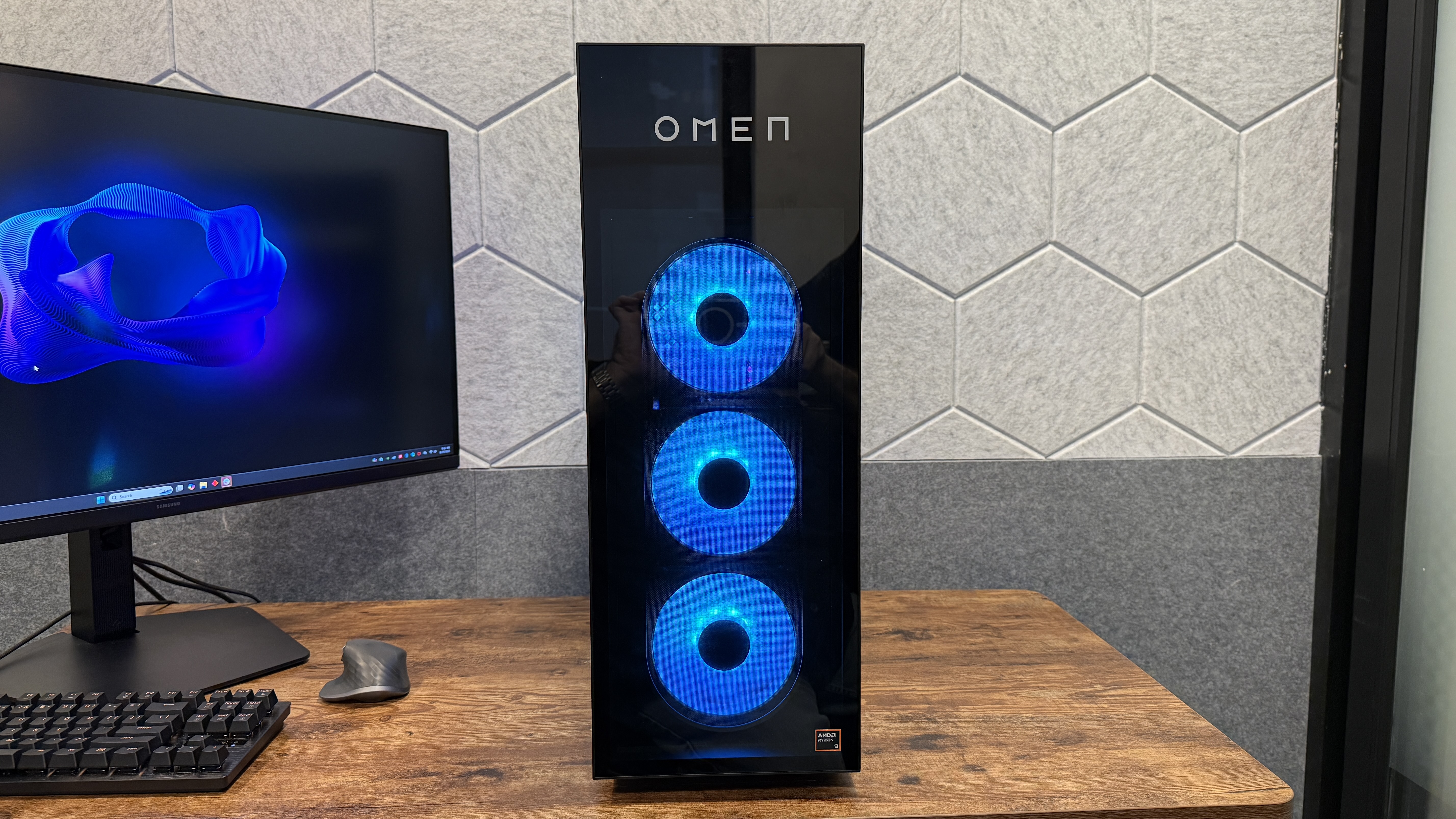 HP Omen Max 45L על שולחן מראה את המאווררים הקדמיים שלו
