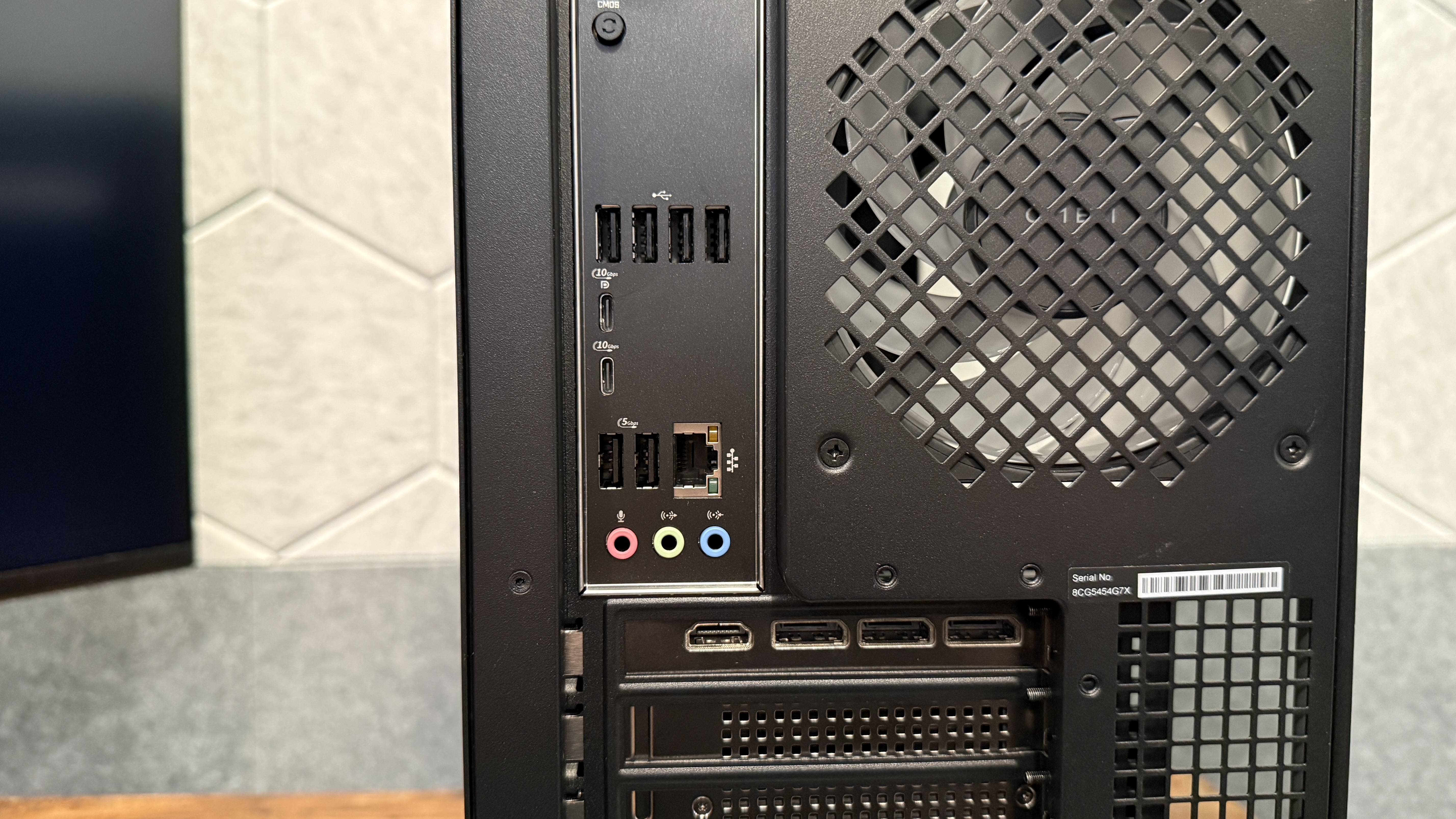 צילום תקריב של היציאות האחוריות ב-HP Omen Max 45L
