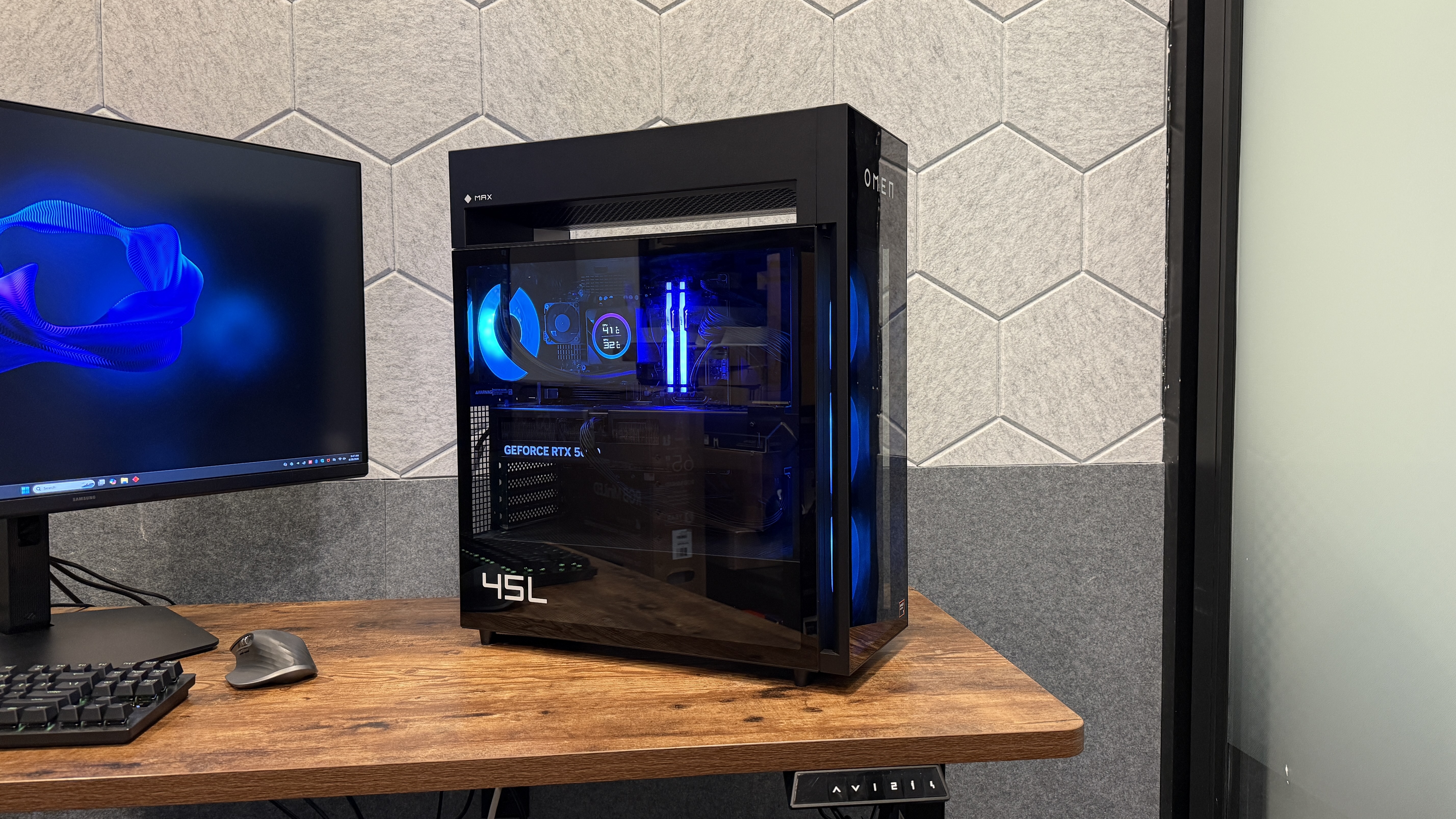 מחשב המשחקים HP Omen Max 45L נראה מהצד על גבי שולחן עבודה
