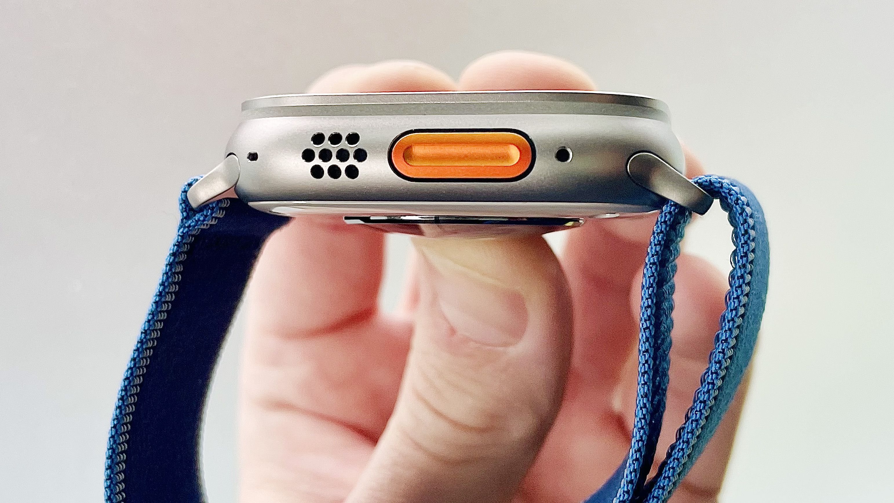תקריב של Apple Watch Ultra 3 בצבע כסף