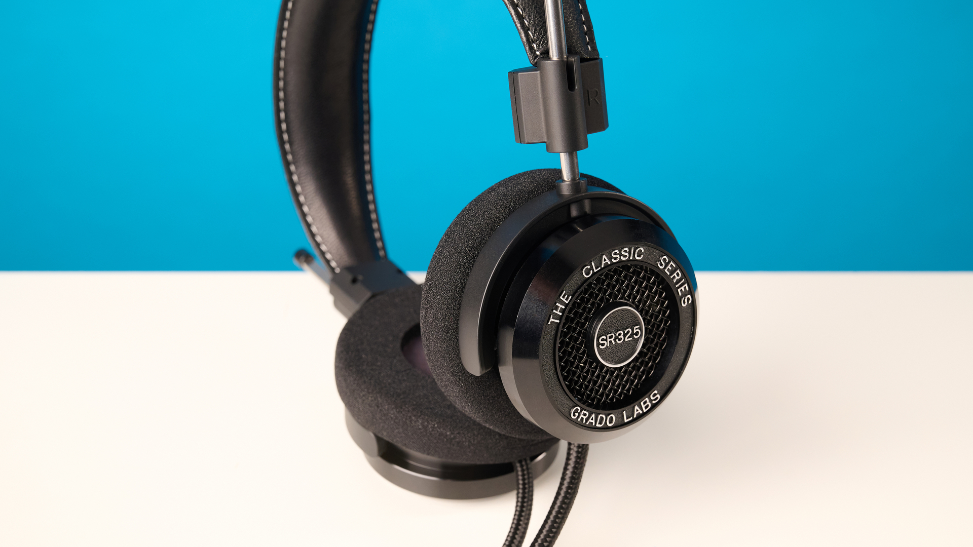 Grado SR325 צולם מול רקע כחול