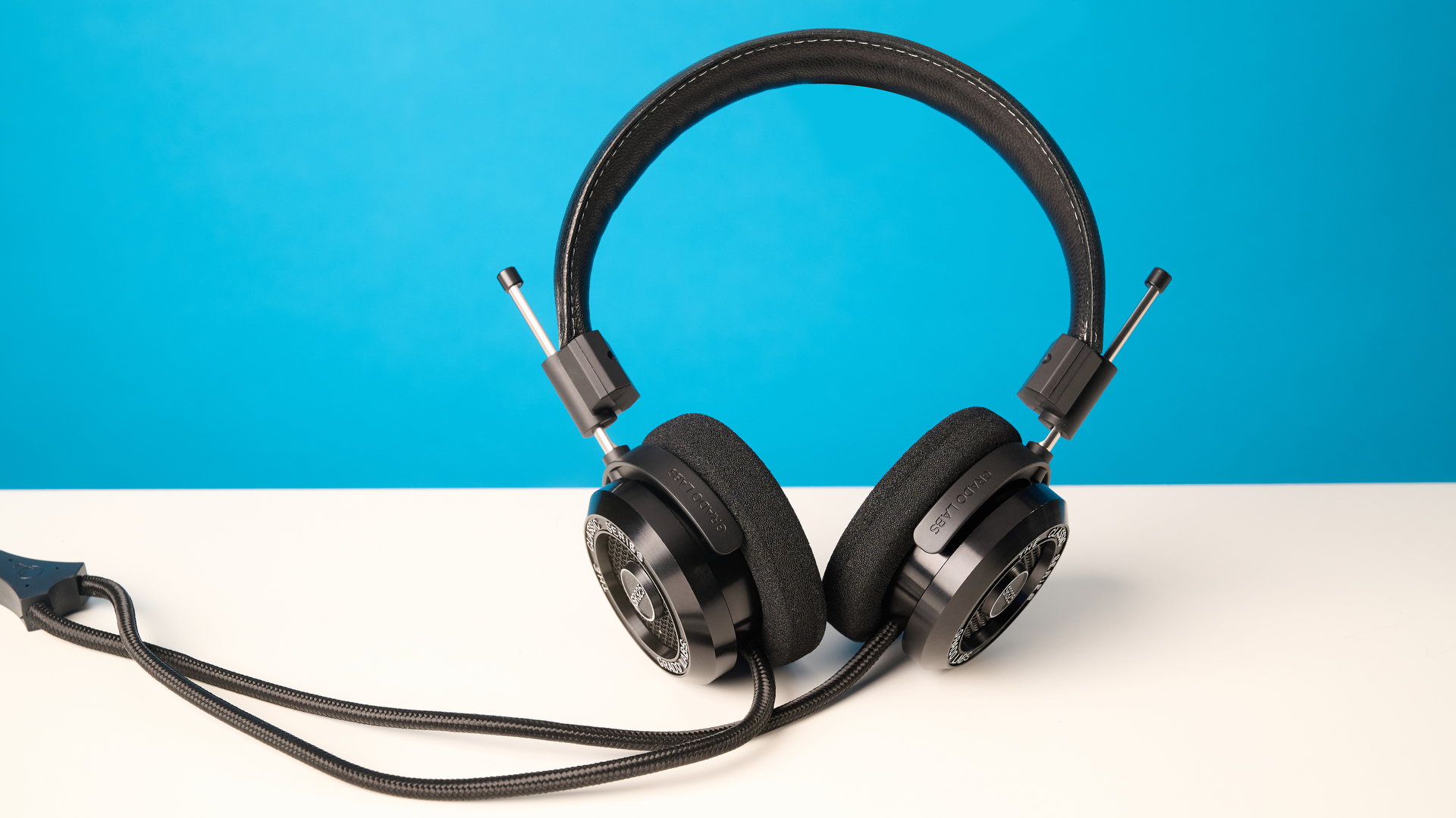Grado SR325 צולם מול רקע כחול