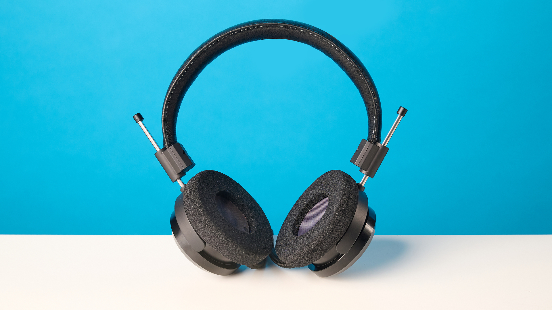 Grado SR325 צולם מול רקע כחול