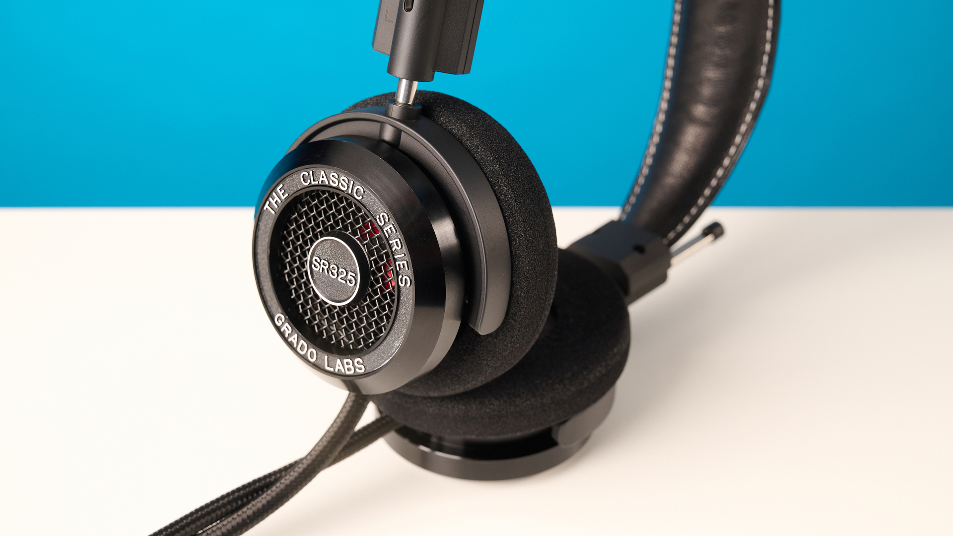 Grado SR325 צולם מול רקע כחול