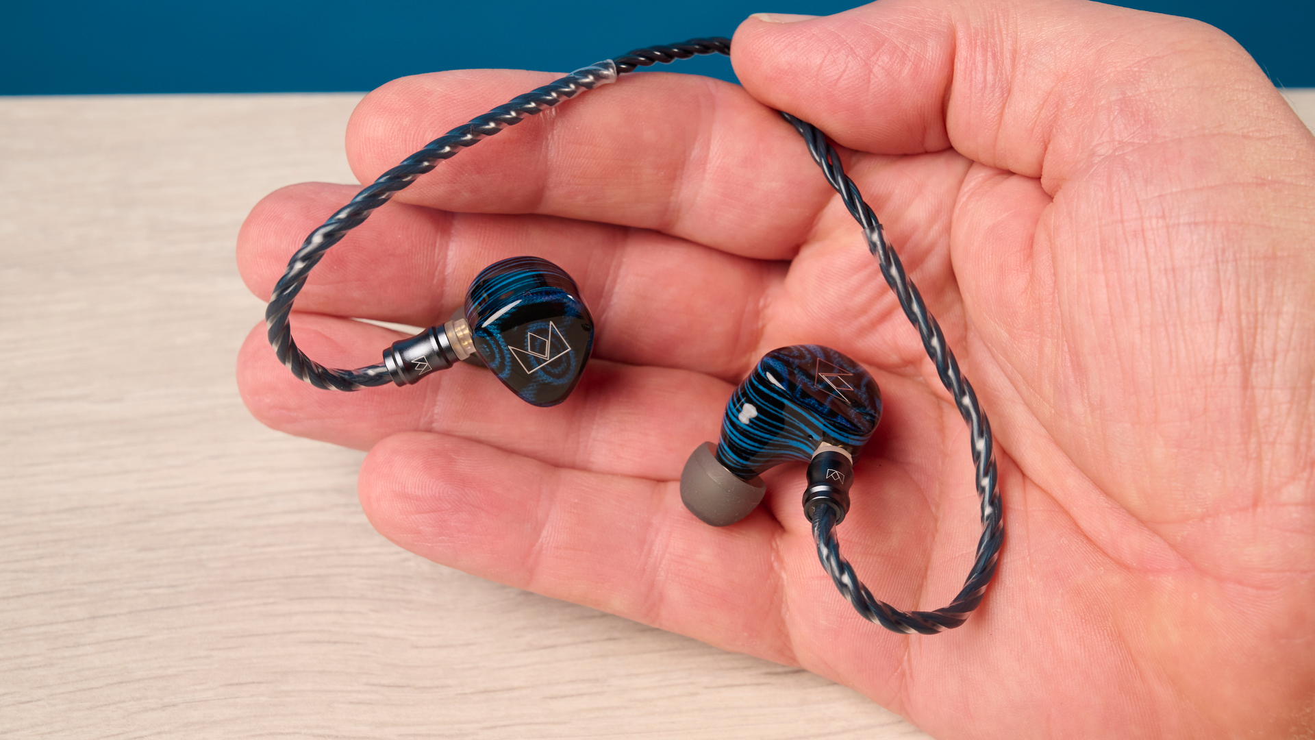 צגי Noble Audio Iris בתוך האוזן