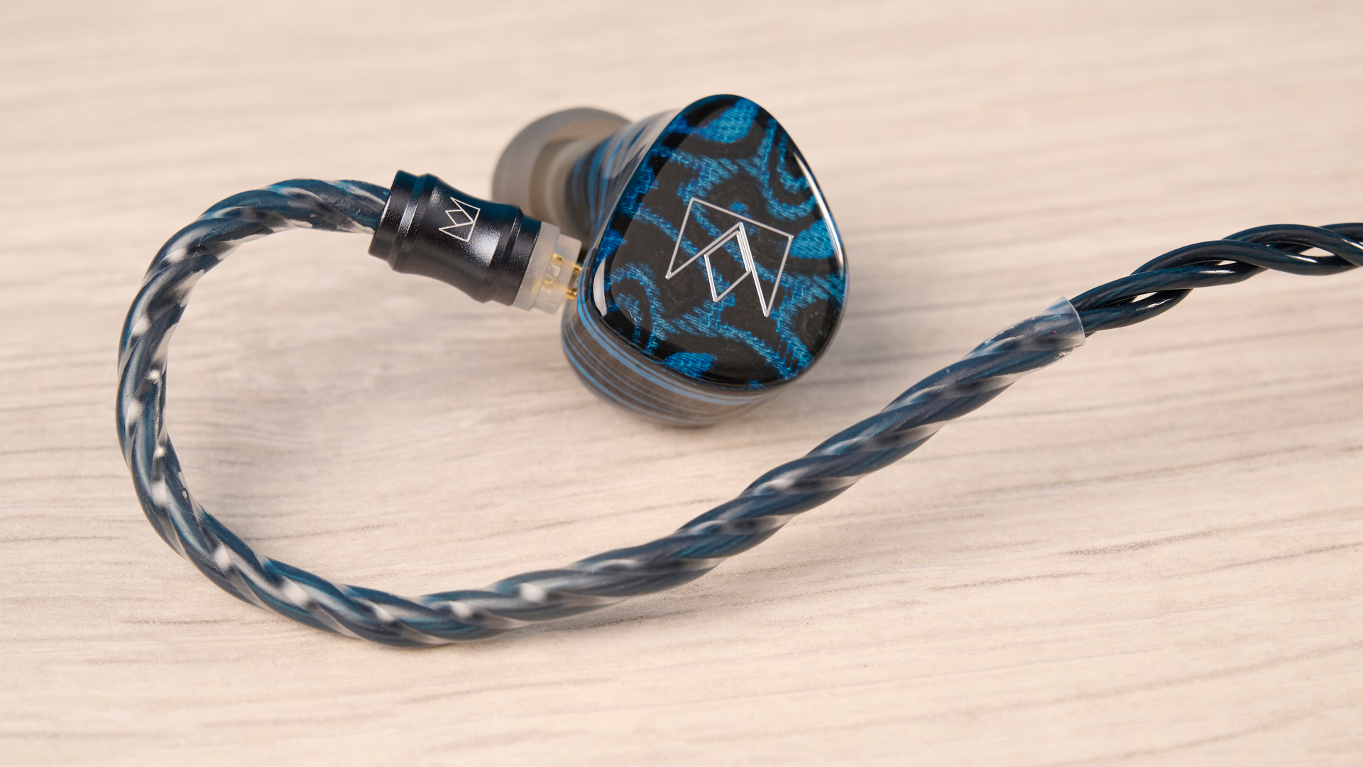 צגי Noble Audio Iris בתוך האוזן