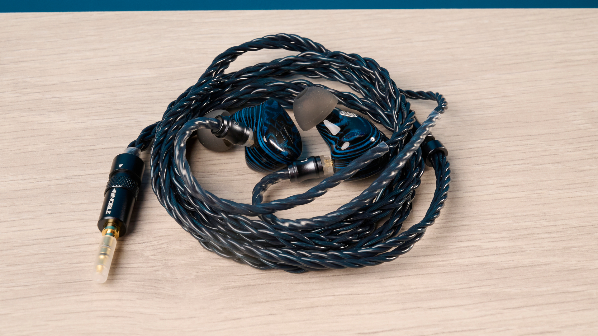צגי Noble Audio Iris בתוך האוזן
