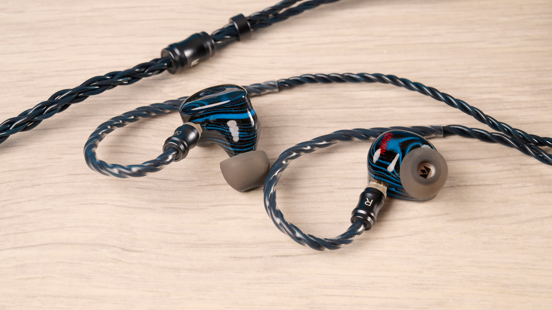 צגי Noble Audio Iris בתוך האוזן