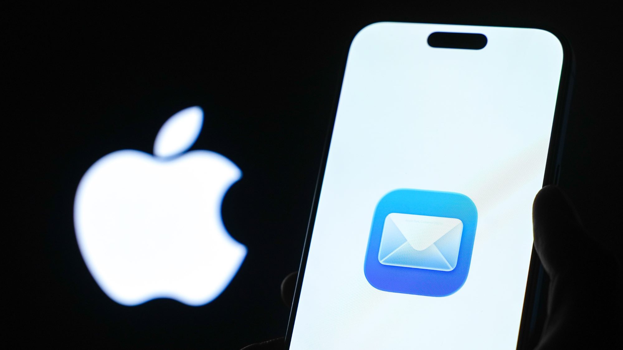 Apple Mail באייפון עם לוגו אפל ברקע