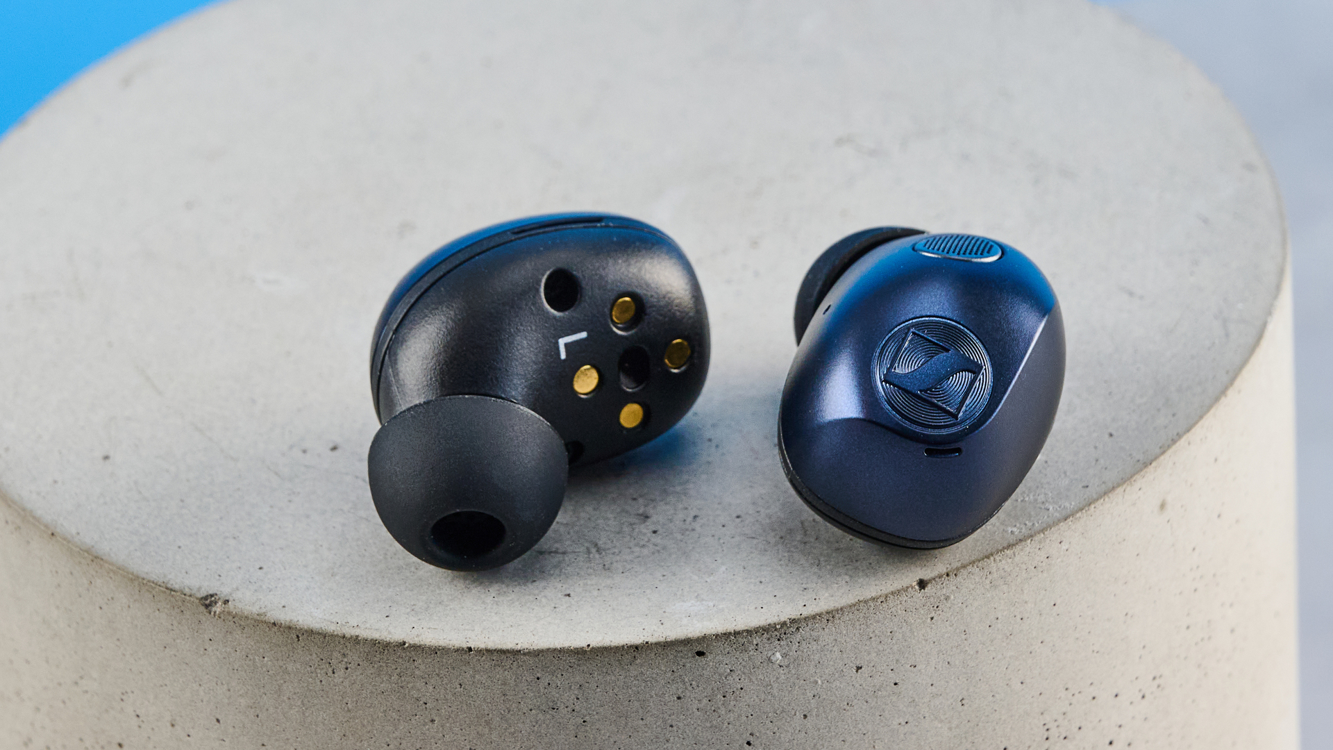 ה- Sennheiser momentum 5 אוזניות אלחוטיות אמיתיות בצבע כחול מצולמים עם רקע המדריך הכחול