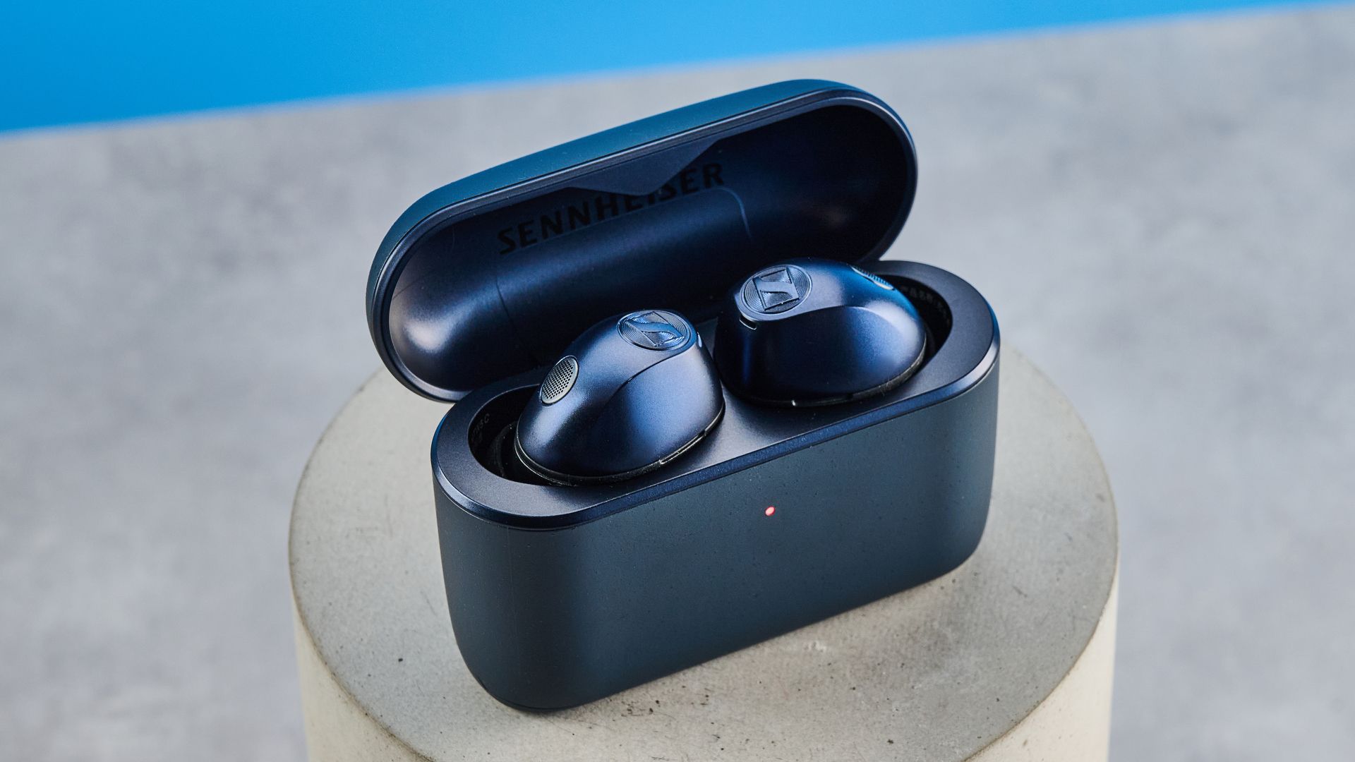 בדקתי את Sennheiser Momentum 5 True Wireless - סליחה AirPods, אלו הן האוזניות לנצח ב-2026 מאת Erin Bashford פורסם ב-3 בספטמבר 26 בחירת העורך אוזניות Sennheiser Momentum 5 True Wireless עוטות עוצמה גדולה, עם איכות צליל מעולה, Dolby Atmos לסרטים ועיצוב אלגנטי.
