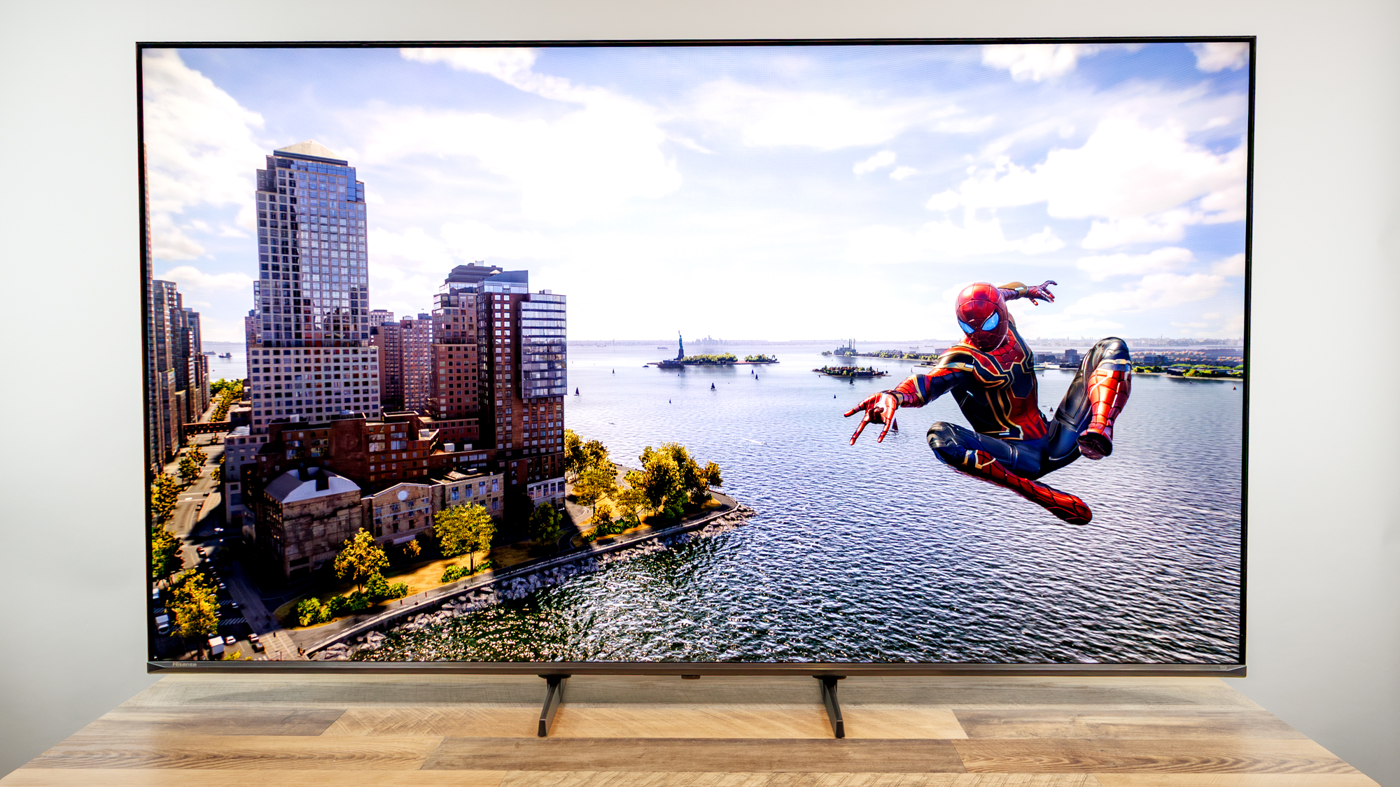 Hisense U6SF Pro TV על שולחן