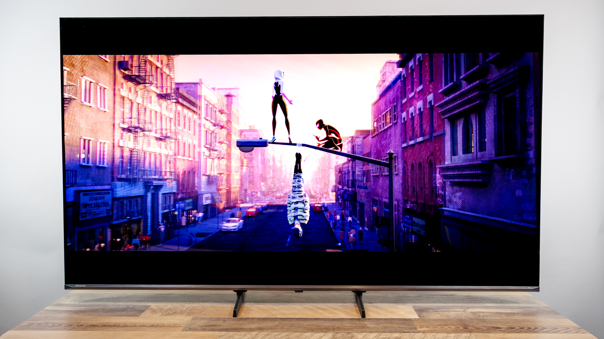 Hisense U6SF Pro TV על שולחן