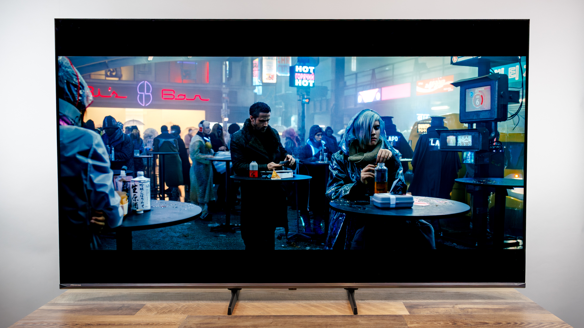 Hisense U6SF Pro TV על שולחן