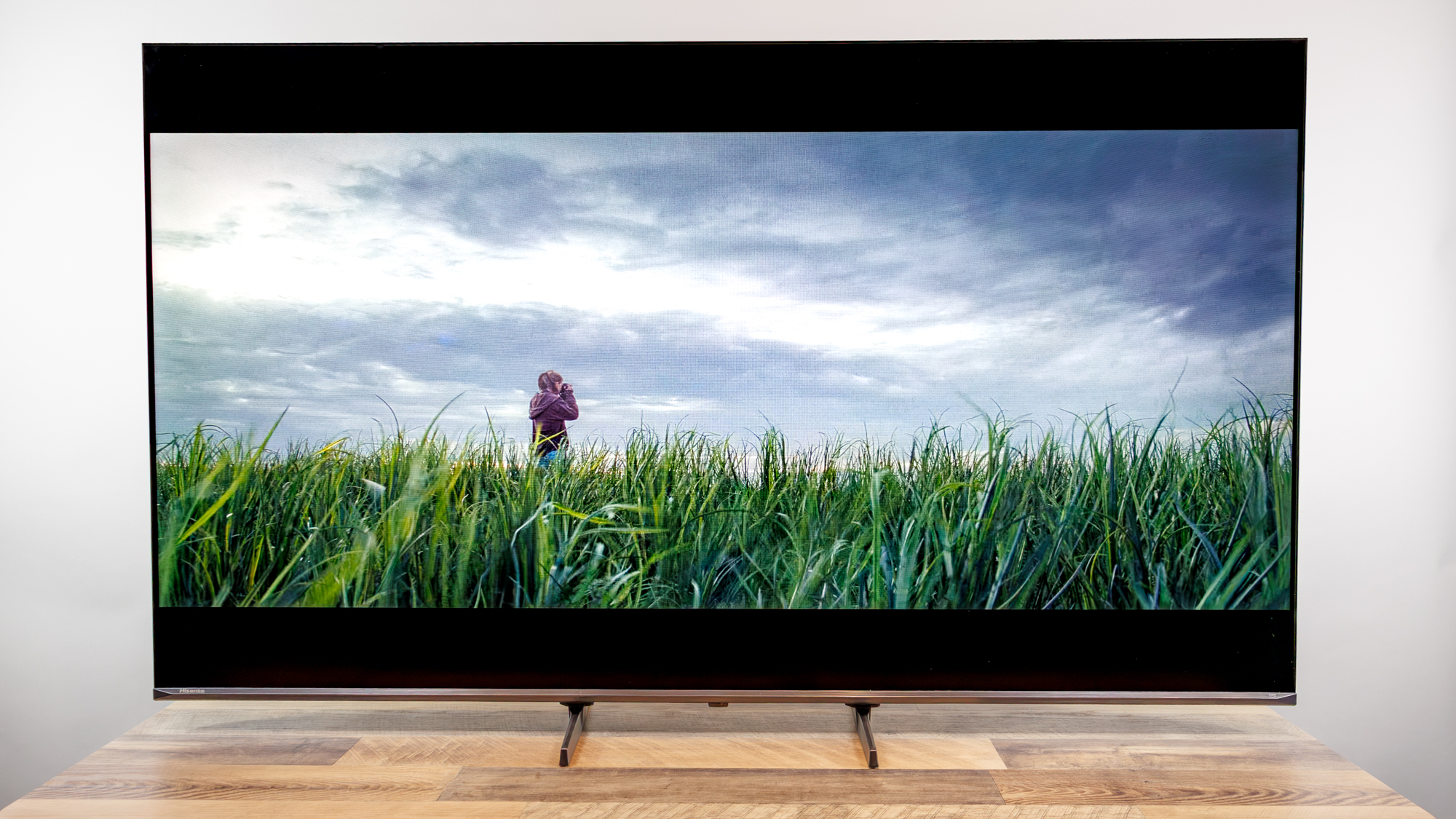Hisense U6SF Pro TV על שולחן