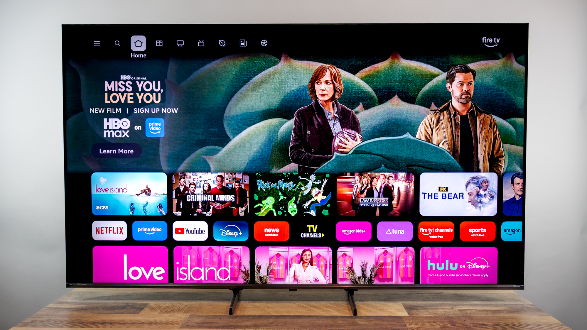 Hisense U6SF Pro TV על שולחן