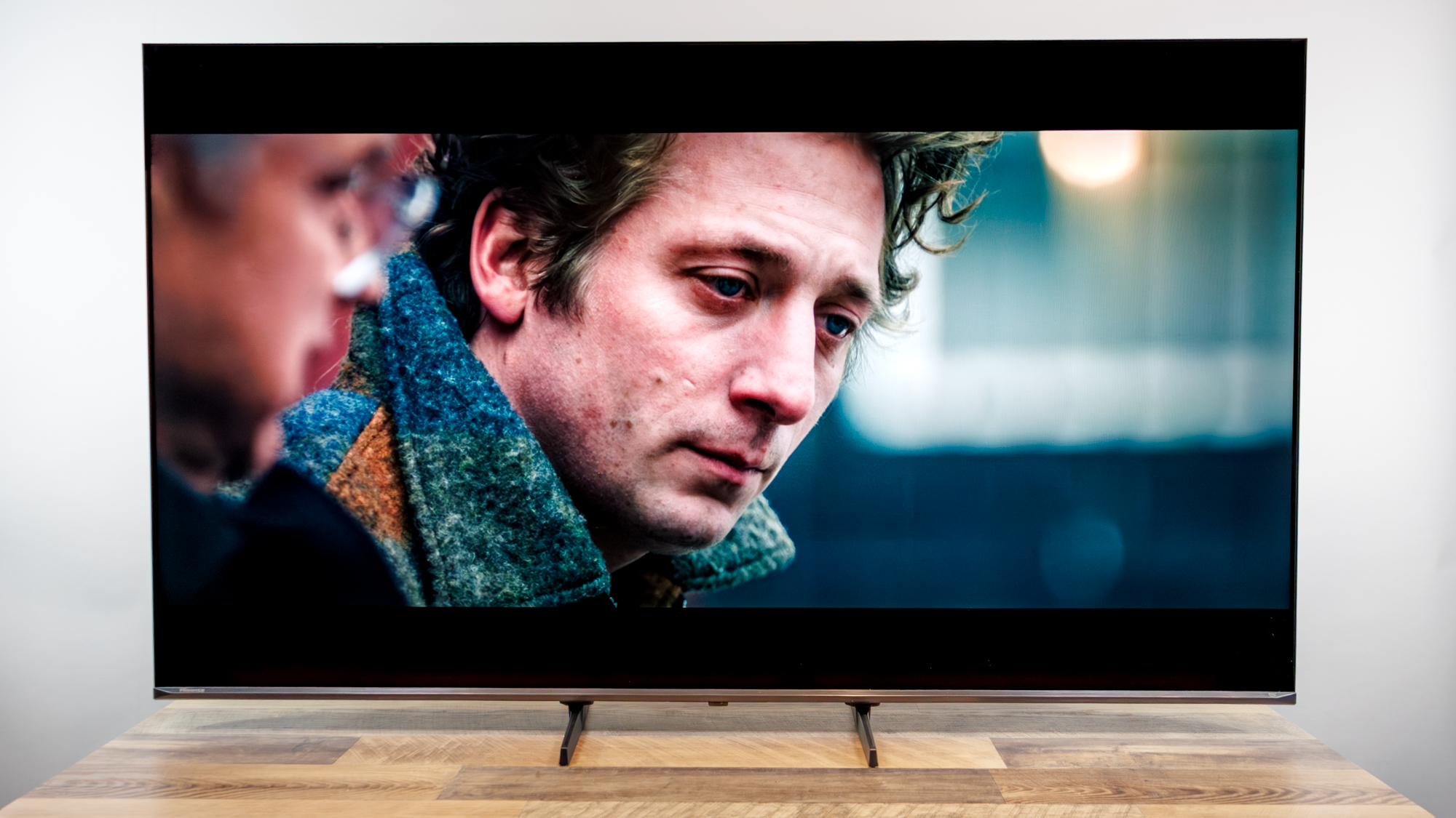 Hisense U6SF Pro TV על שולחן