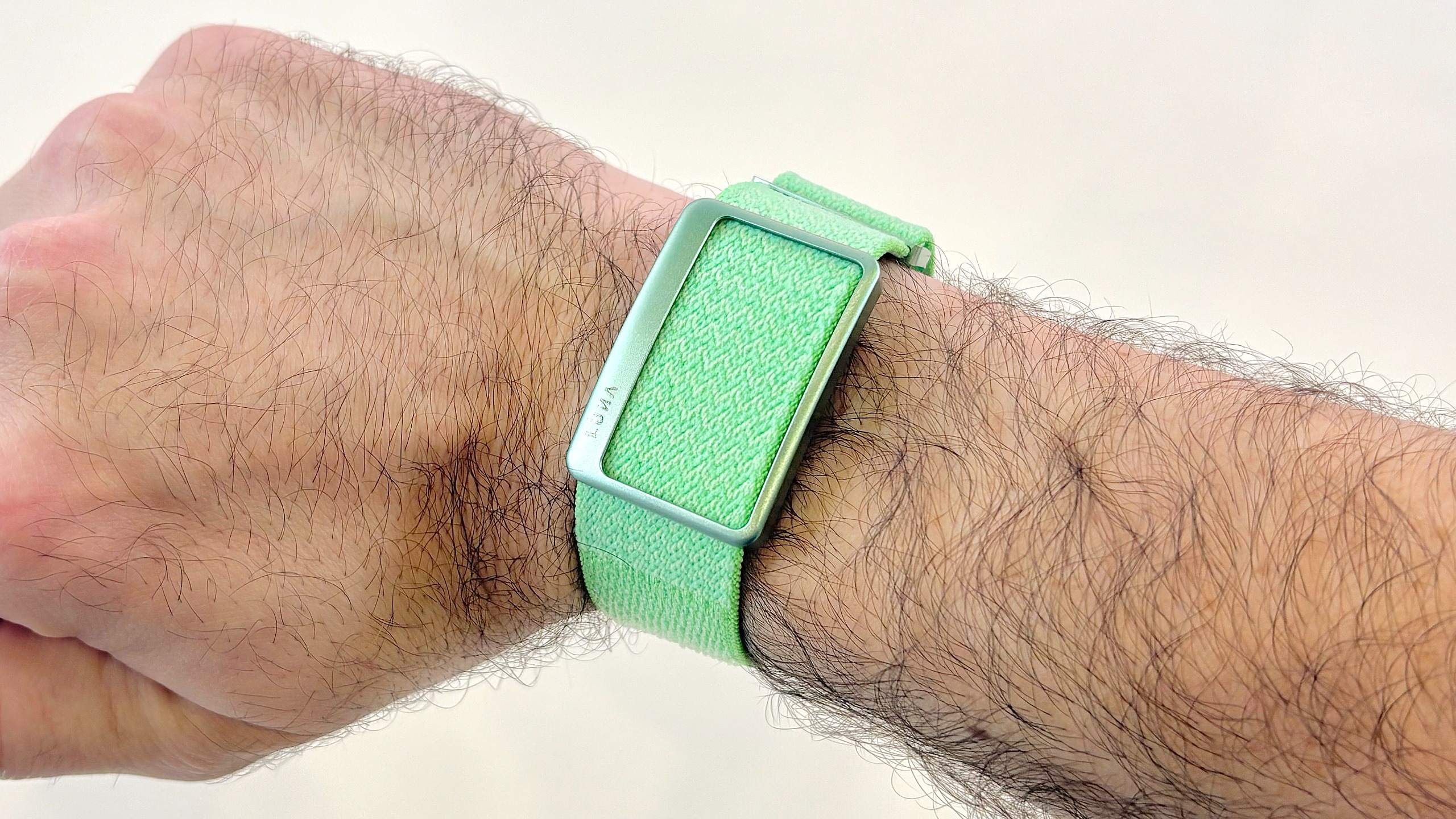 תקריב של הגשש Garmin Cirqa ללא מסך ליד להקת לונה ב-IFA 2026 בברלין