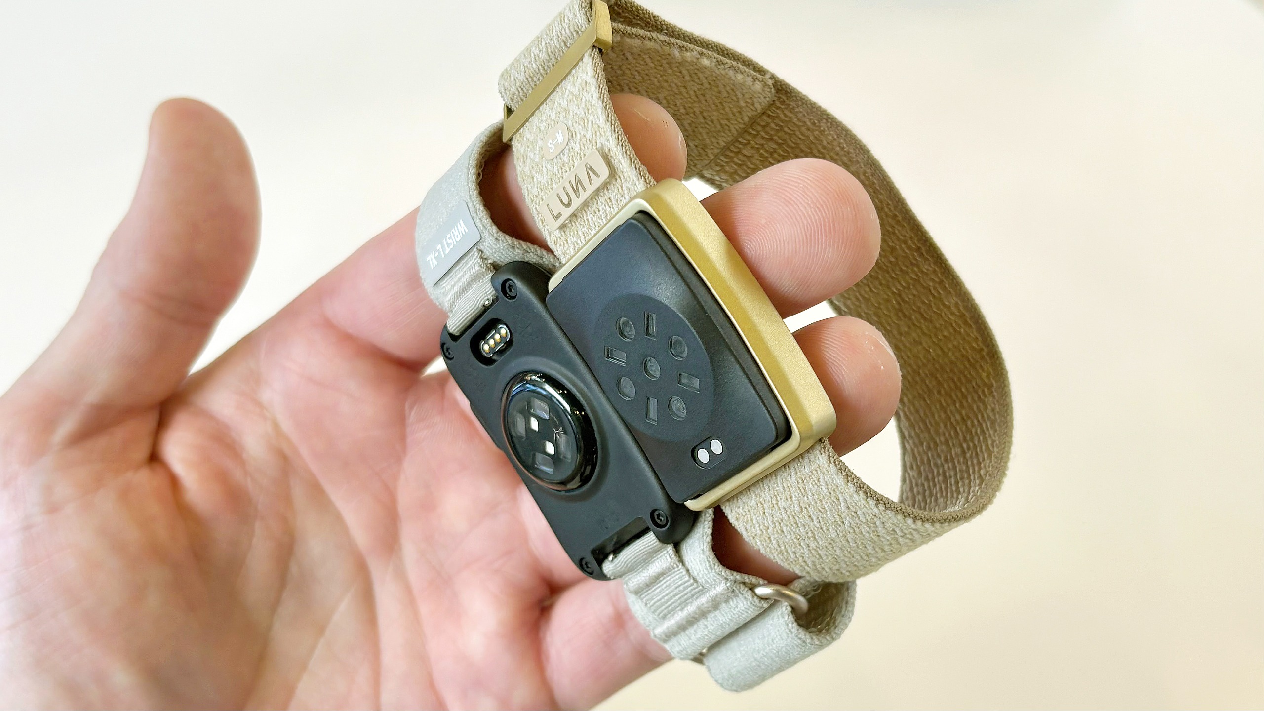 תקריב של הגשש Garmin Cirqa ללא מסך ליד להקת לונה ב-IFA 2026 בברלין