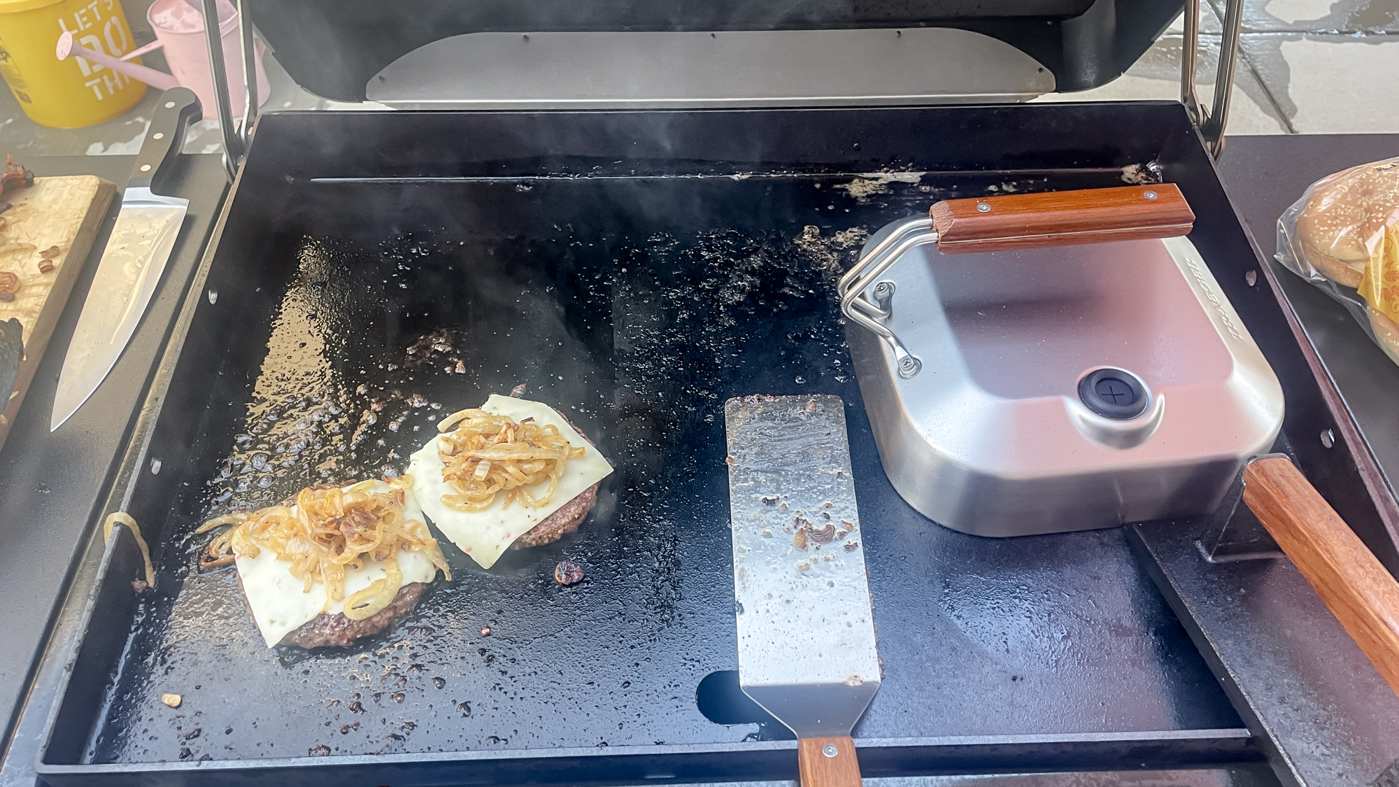 בישול על מחבת Traeger Flatrock 2 Zone