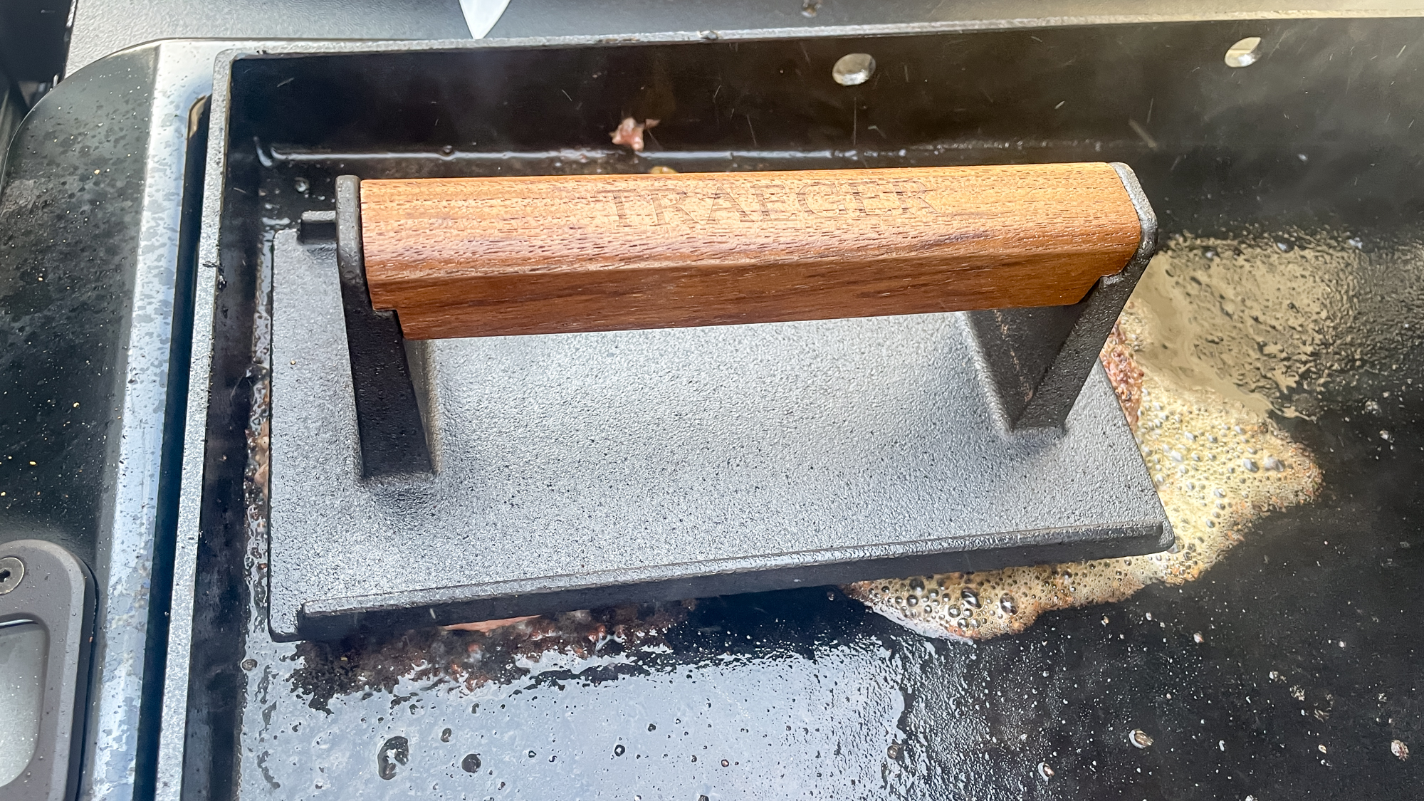 בישול על מחבת Traeger Flatrock 2 Zone