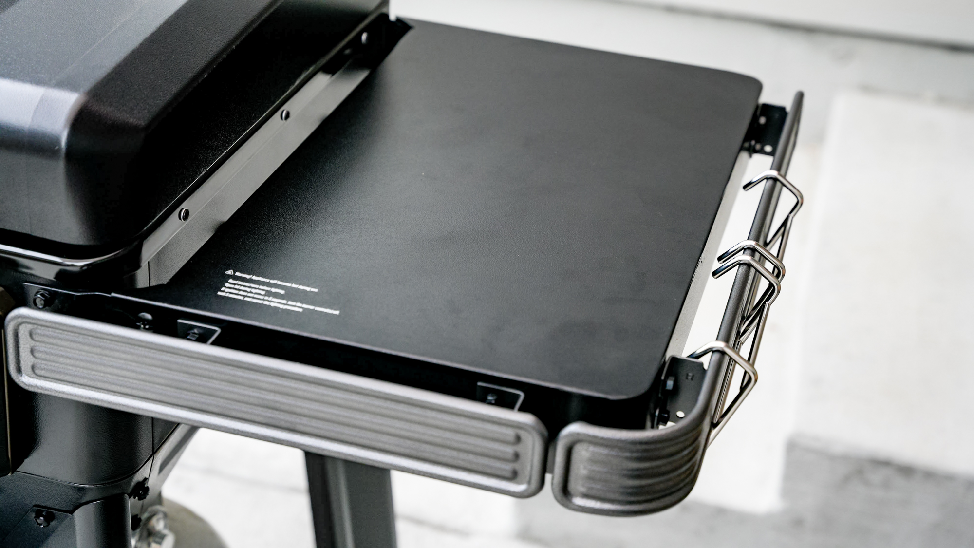 Traeger Flatrock 2 Zone Griddle בחצר אחורית