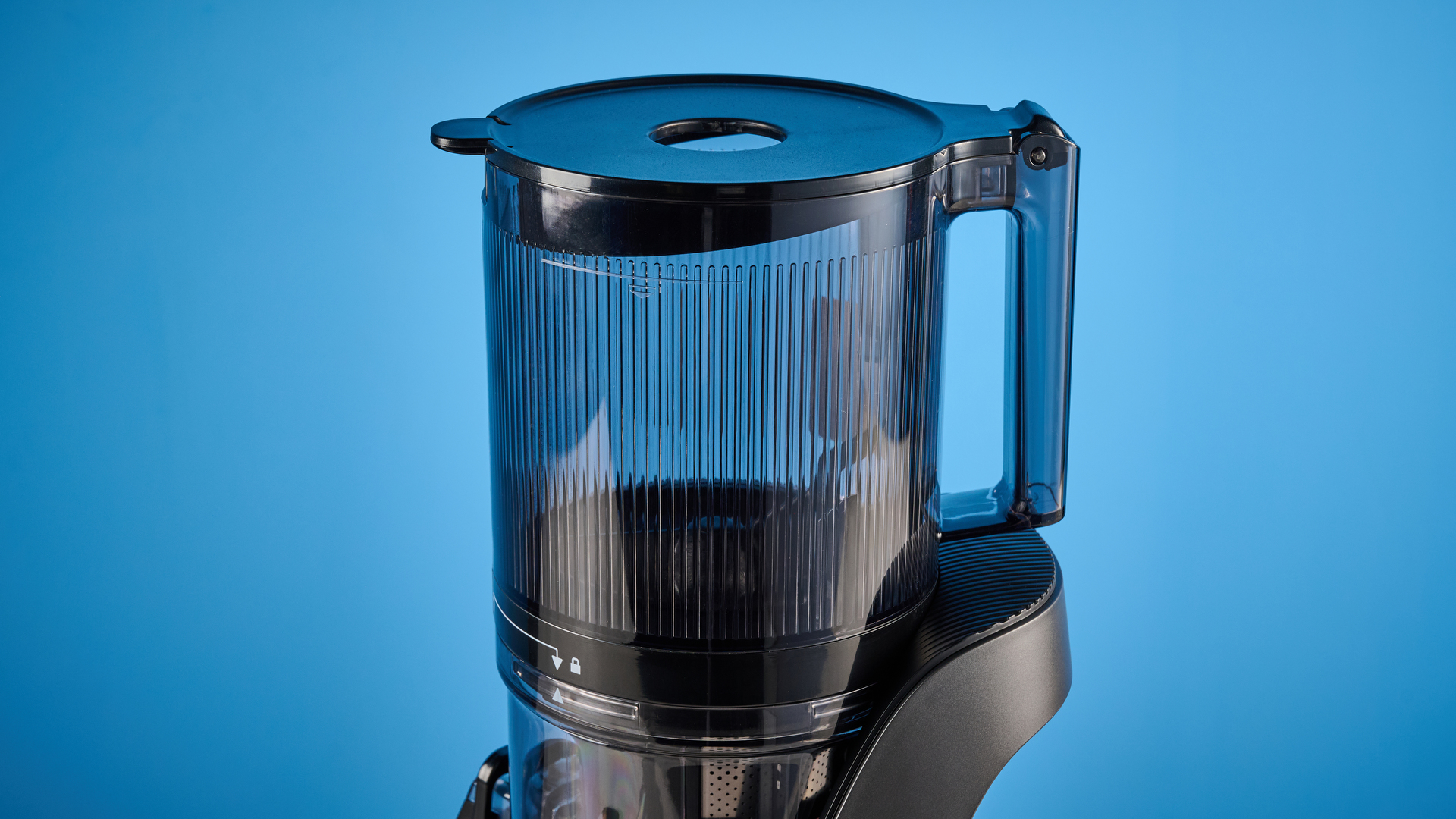 Canoly C16 Cold Press Juicer מצולם מול רקע כחול