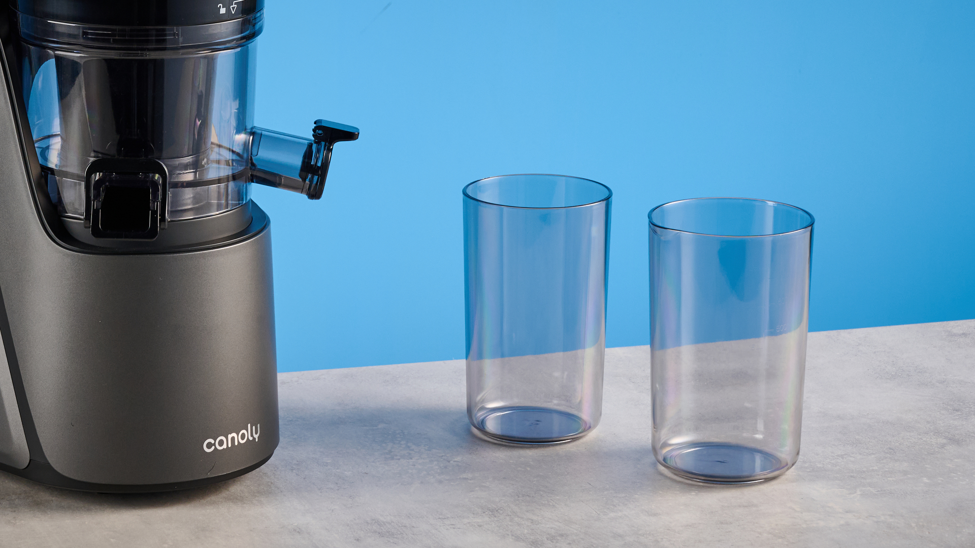 Canoly C16 Cold Press Juicer מצולם מול רקע כחול
