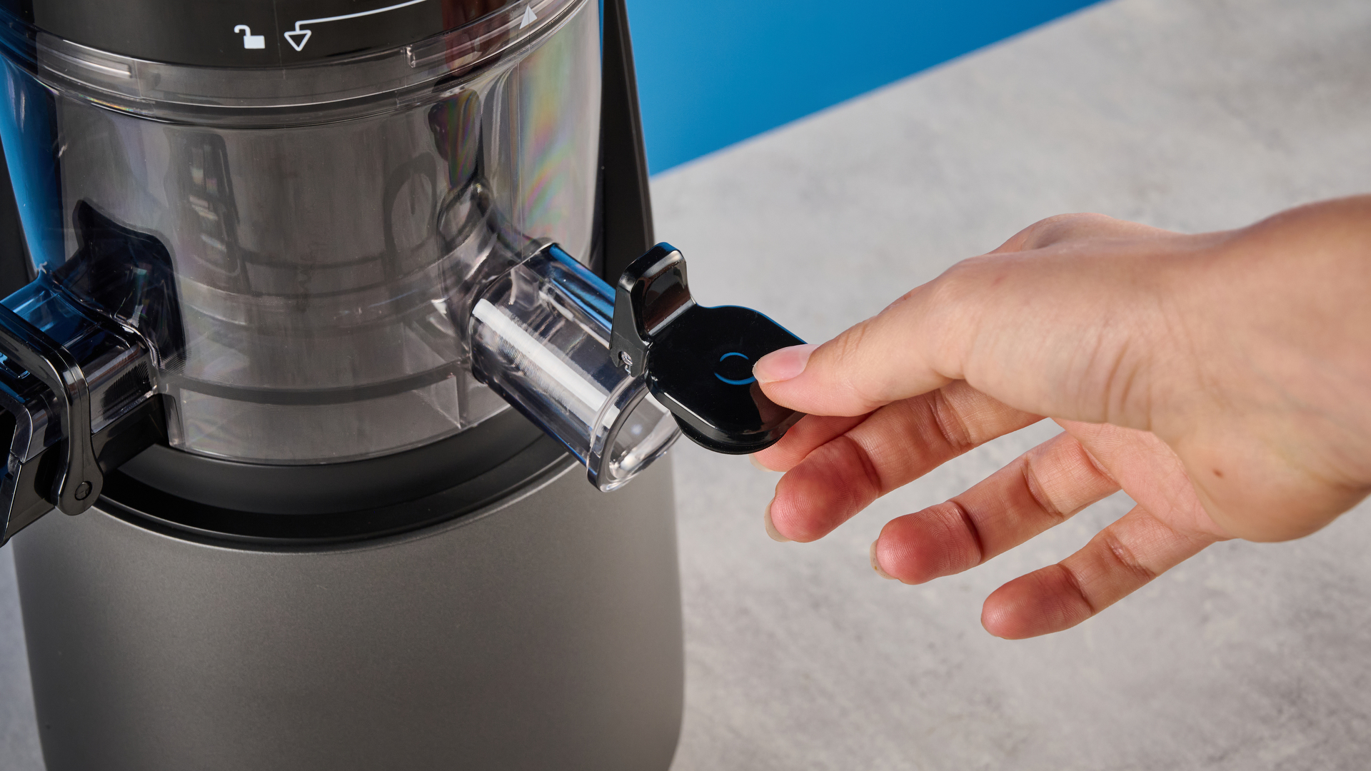 Canoly C16 Cold Press Juicer מצולם מול רקע כחול