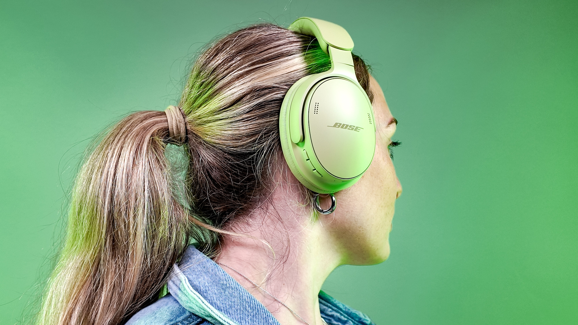 קייט קוזוץ' לובשת את אוזניות Bose QuietComfort (דור שני)