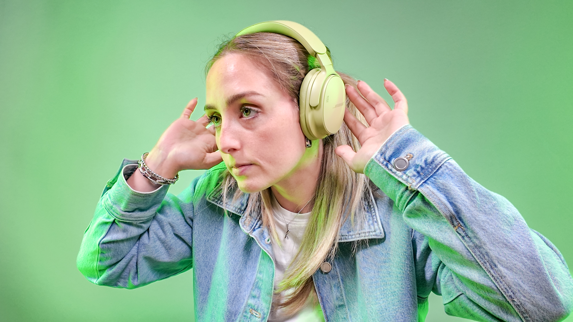 קייט קוזוץ' לובשת את אוזניות Bose QuietComfort (דור שני)