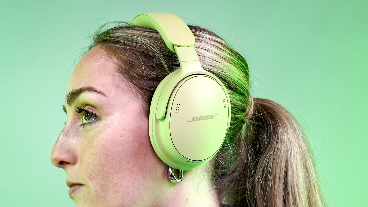 העורכת של Tom's Guide, קייט קוזוץ' לובשת את אוזניות Bose QuietComfort (דור שני)