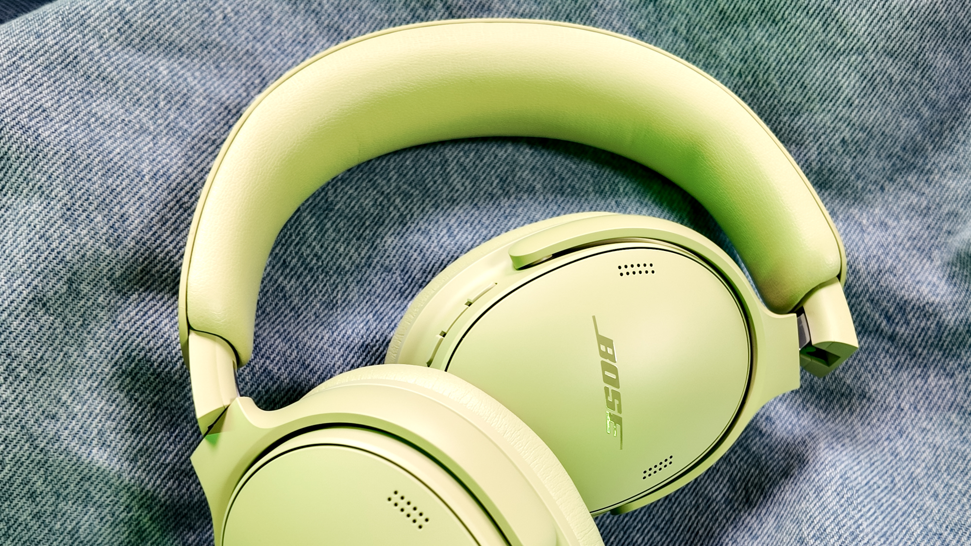 אוזניות Bose QuietComfort (דור שני) יושבות על מעיל ג'ינס