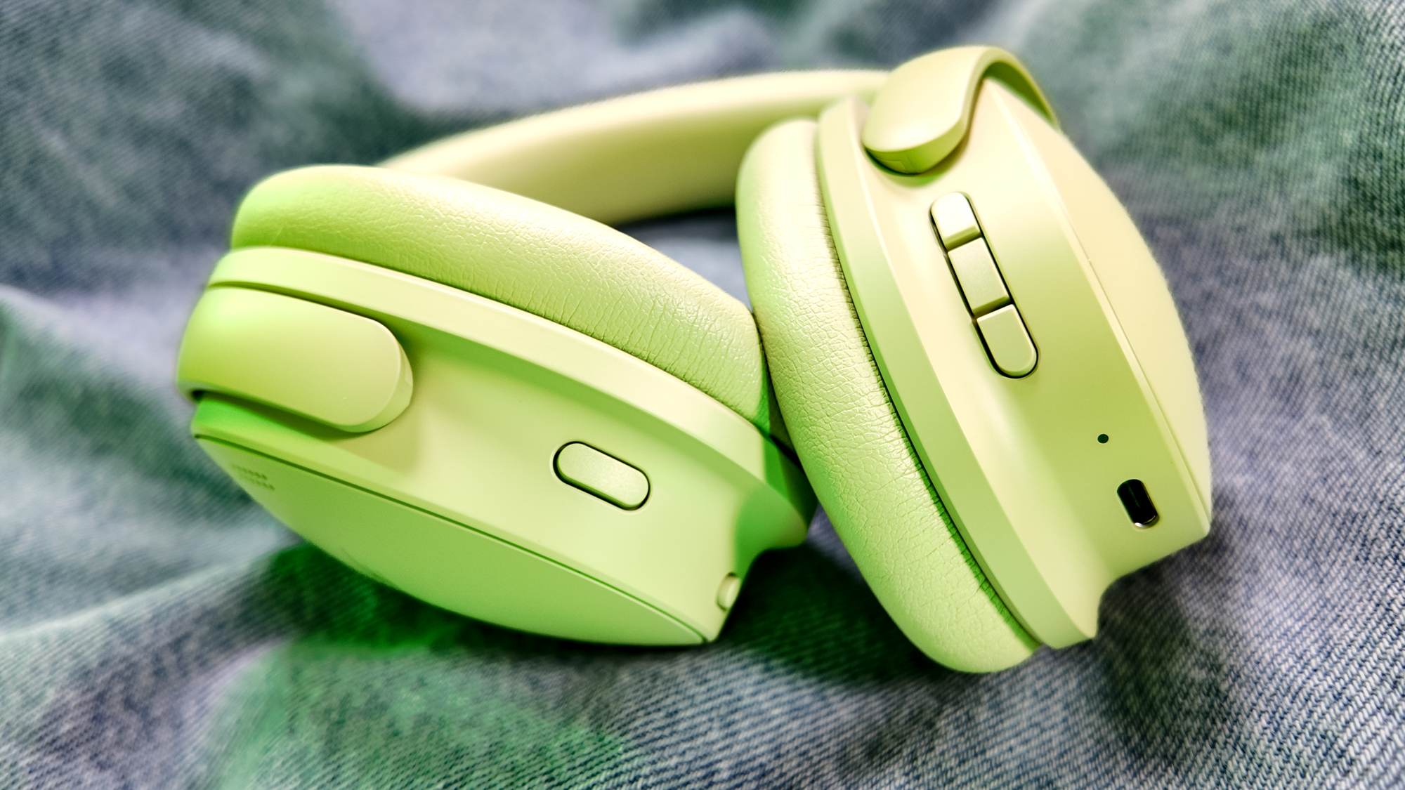 לחצני השליטה באוזניות Bose QuietComfort (דור שני)