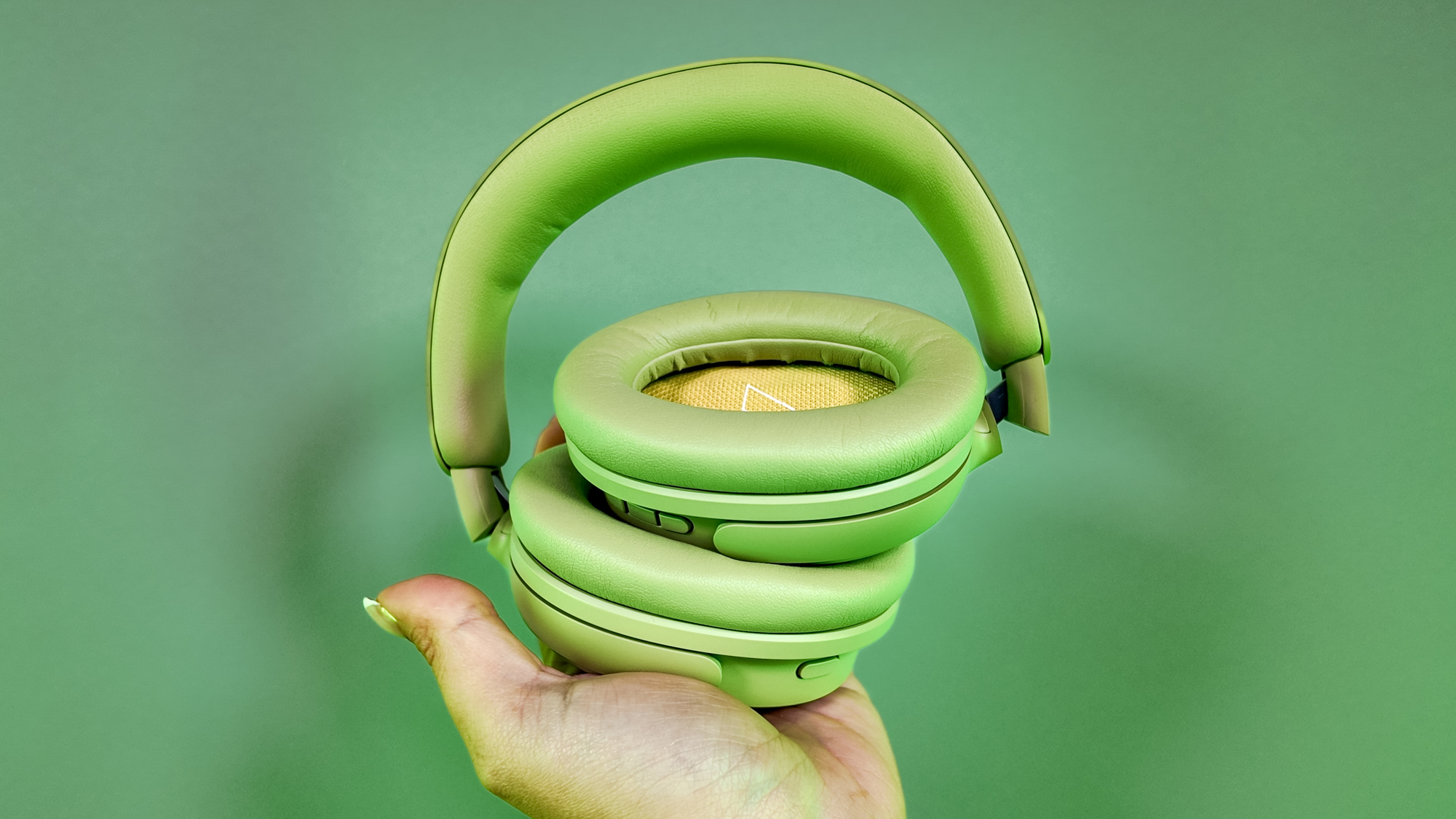 אוזניות Bose QuietComfort (דור שני) מוחזקות ביד