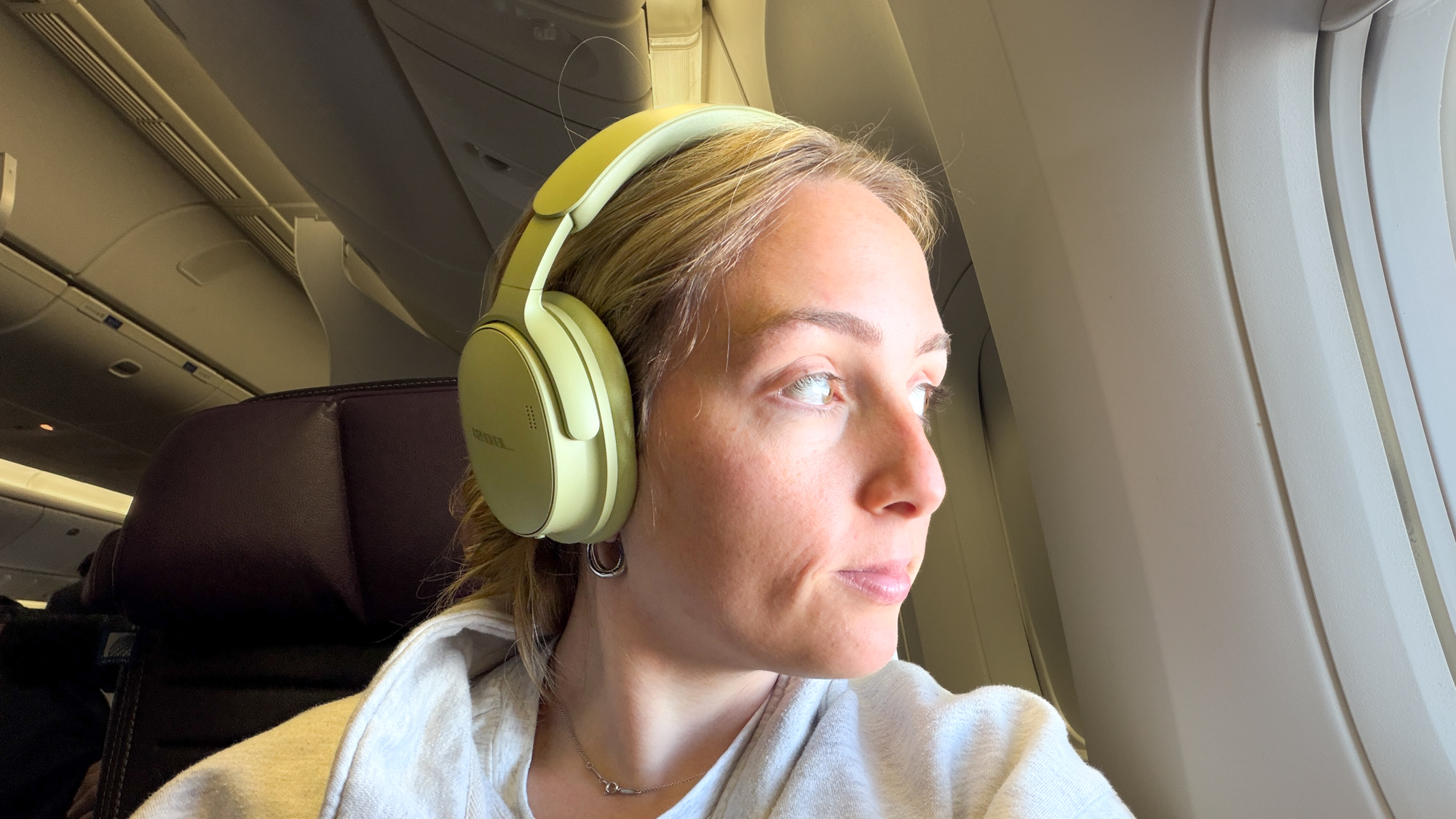 קייט קוזוץ' לובשת את אוזניות Bose QuietComfort (דור שני)