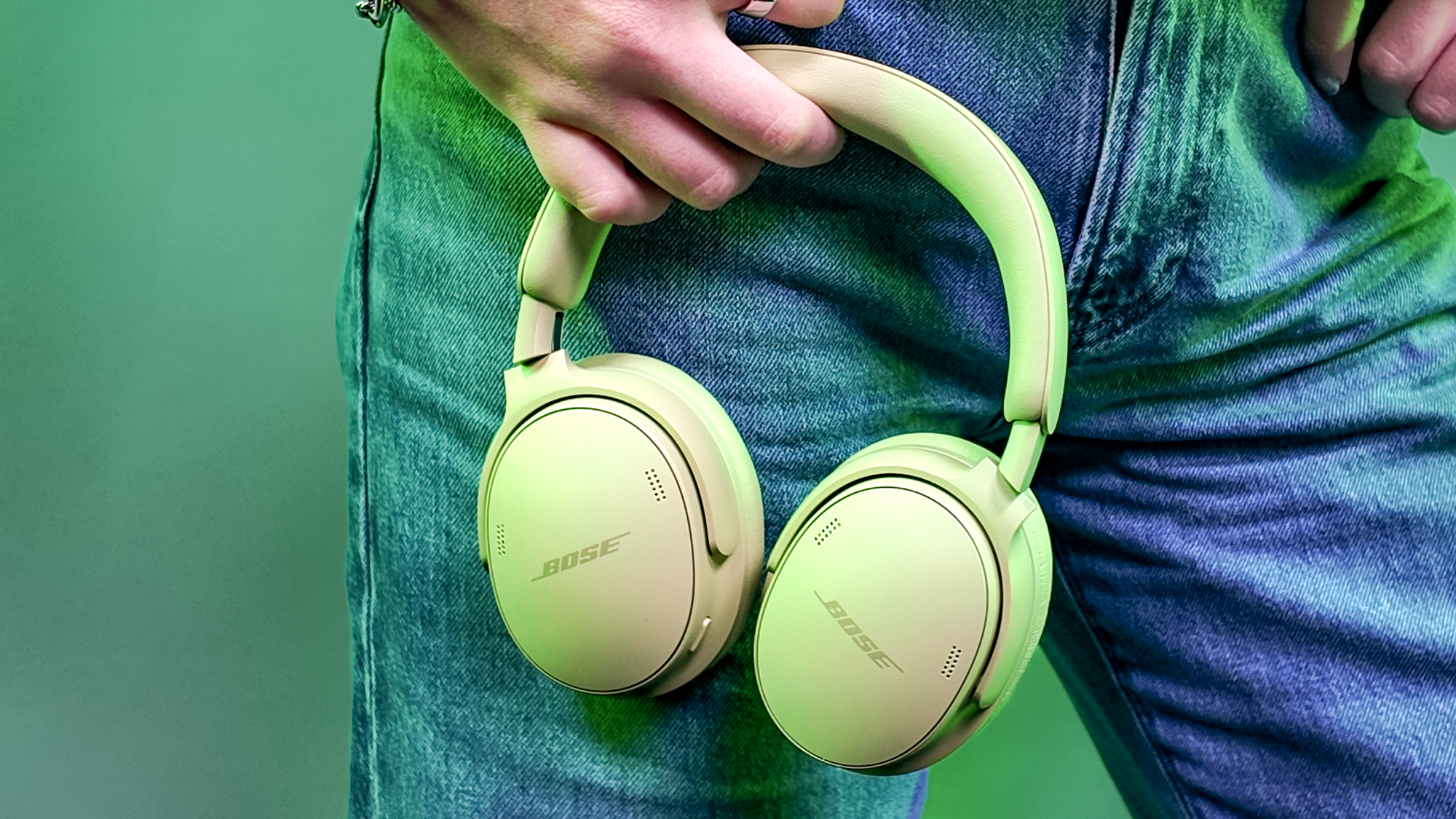 קייט קוזוץ' מחזיקה את אוזניות Bose QuietComfort (דור שני)