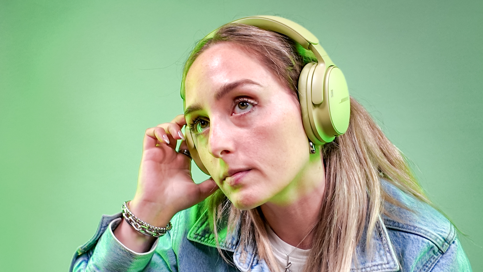 קייט קוזוץ' לובשת את אוזניות Bose QuietComfort (דור שני)