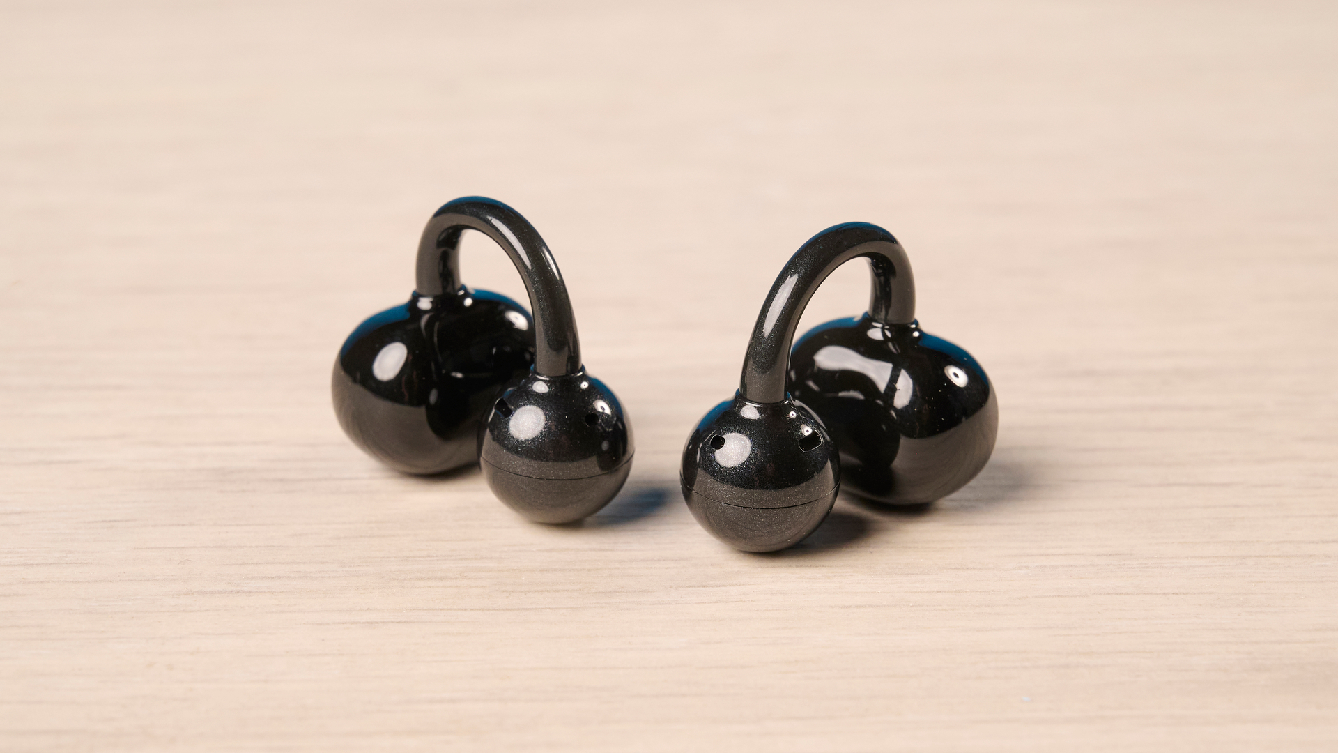 SoundPEATS UU2 צולם מול רקע כחול