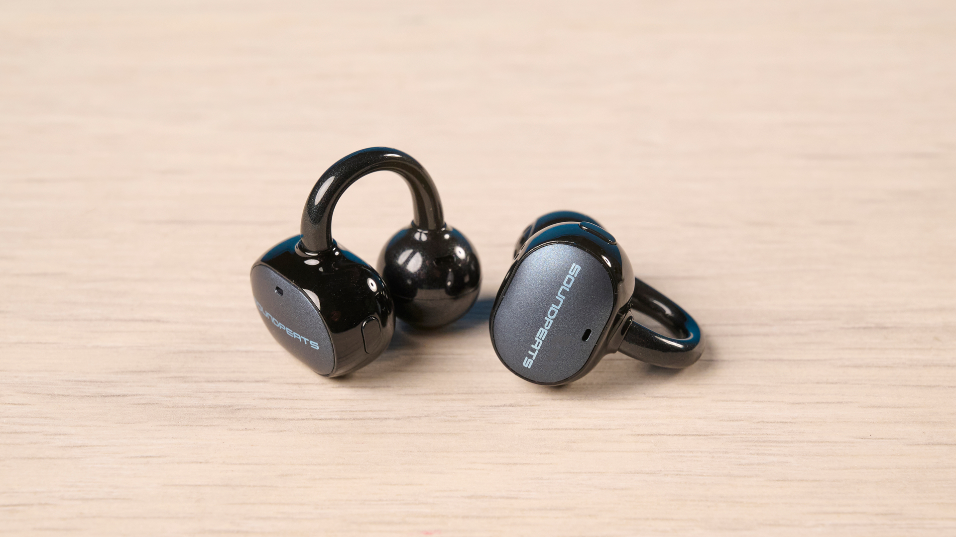 SoundPEATS UU2 צולם מול רקע כחול