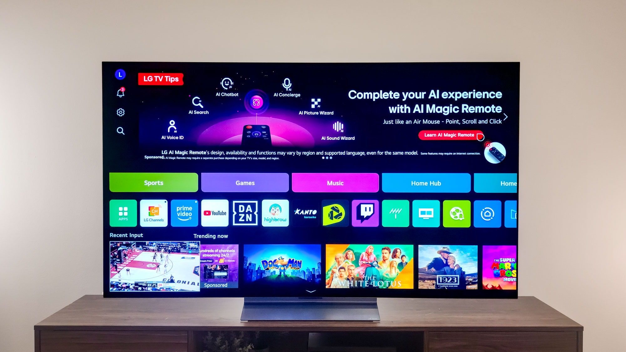 טלוויזיית LG C5 OLED על שולחן צד