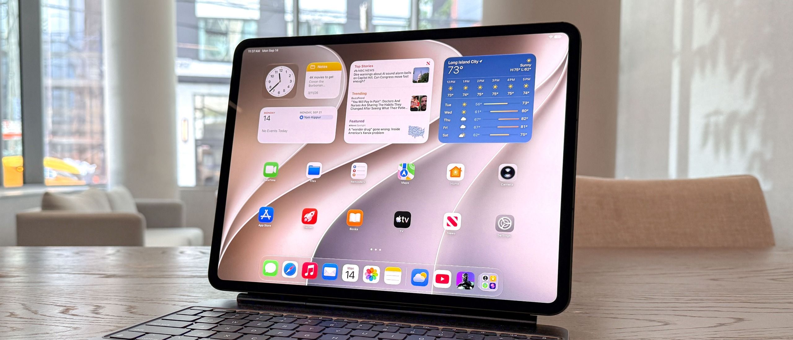 סקירת iPadOS 27: האייפד נעשה חכם יותר מאת טוני פולנקו פורסם ב-15 בספטמבר 26 iPadOS 27 מציב את הבינה המלאכותית בראש ובמרכז, הודות ל-Siri AI החדש ושילוב אפליקציות עמוק יותר. למרות שאינו מהפכני, עדכון זה מוצק עבור משתמשי iPad.