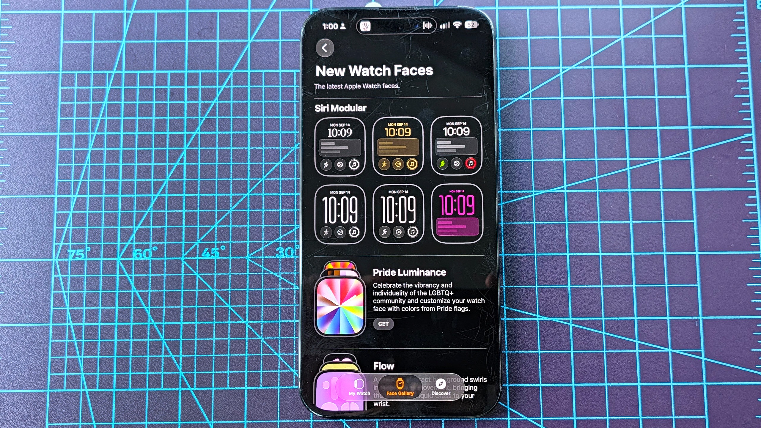 תקריב של תהליך ההתקנה של Siri AI באמצעות Apple Watch 11 ו-iPhone 16 Plus
