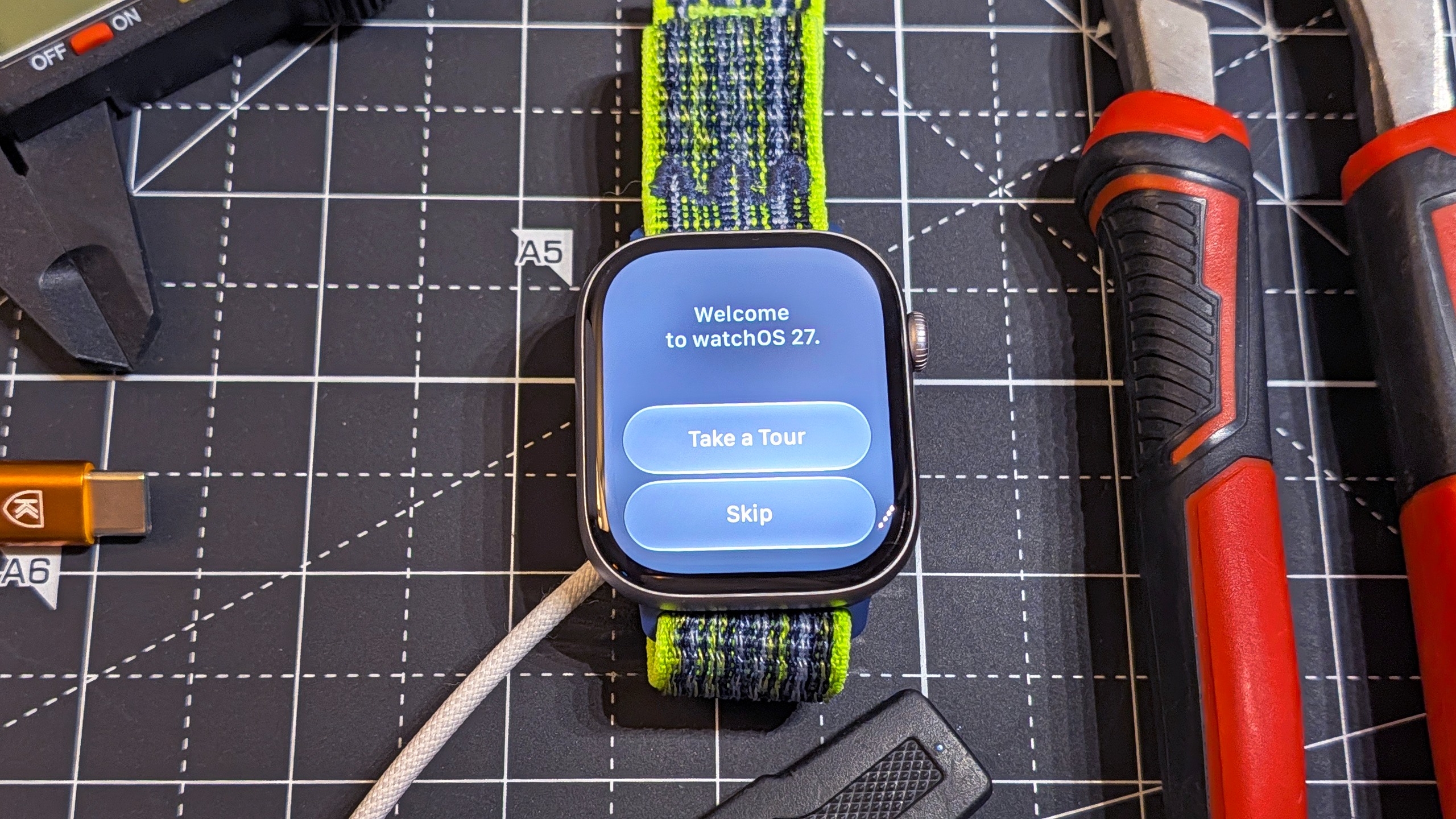 תקריב של Apple Watch Series 11 המציג את תוכנת watchOS 27 העדכנית ביותר