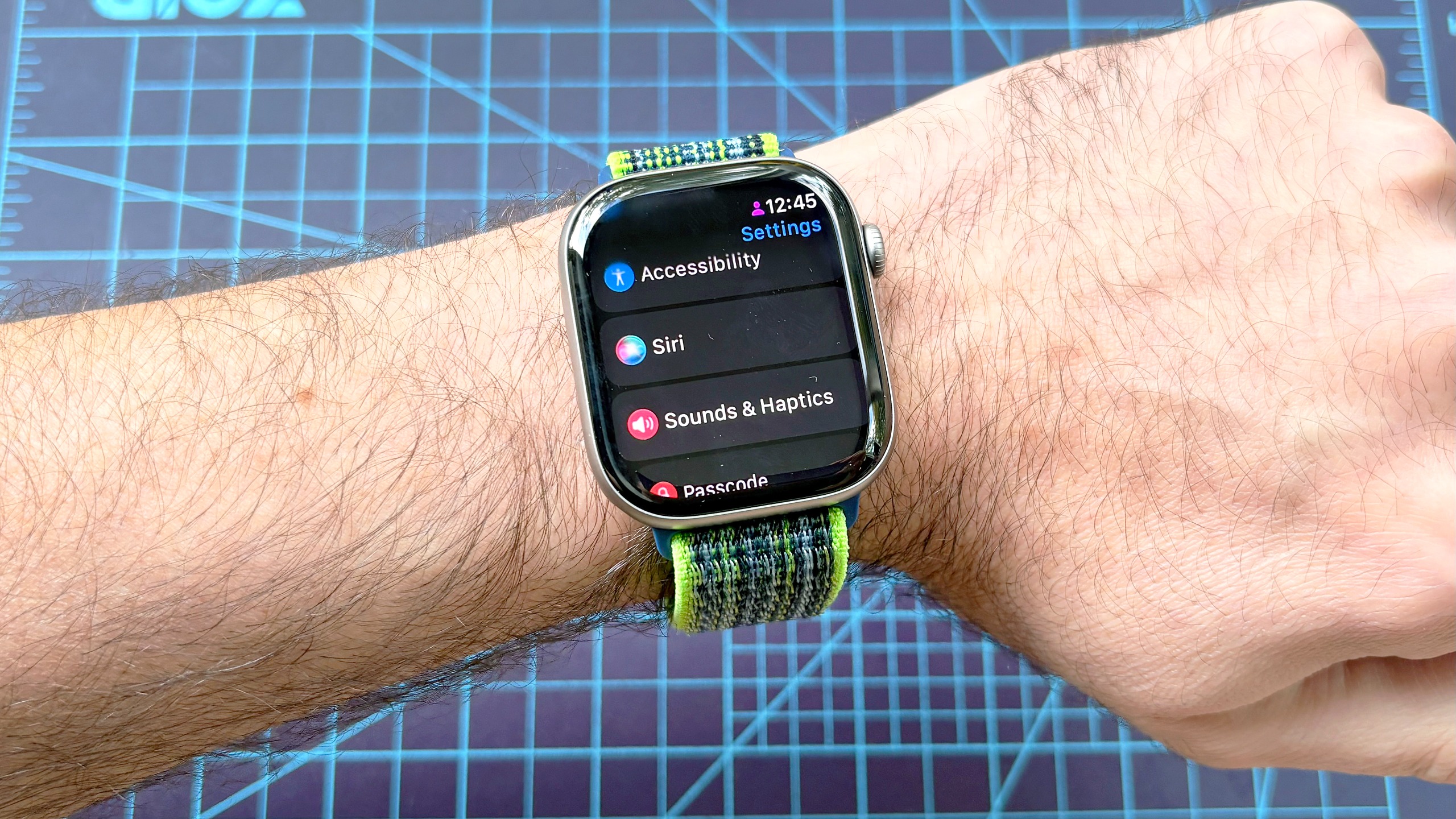 תקריב של תהליך ההתקנה של Siri AI באמצעות Apple Watch 11 ו-iPhone 16 Plus