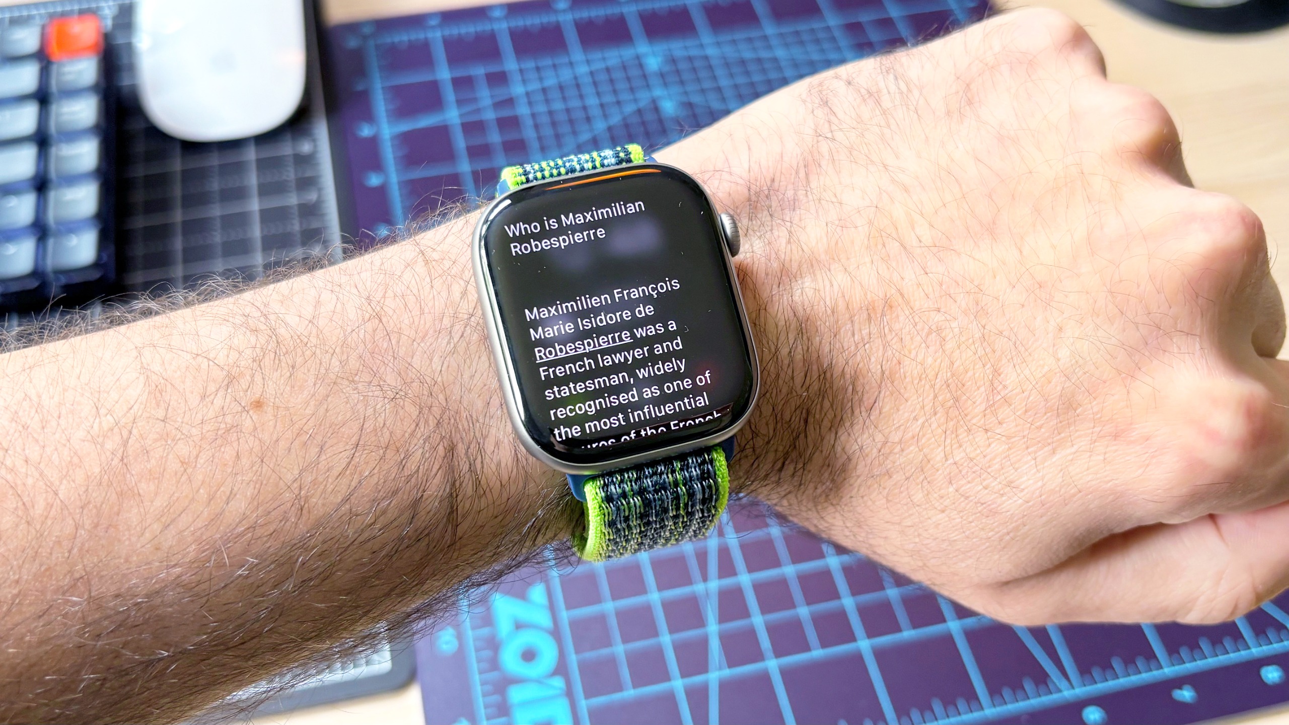 תקריב של תהליך ההתקנה של Siri AI באמצעות Apple Watch 11 ו-iPhone 16 Plus