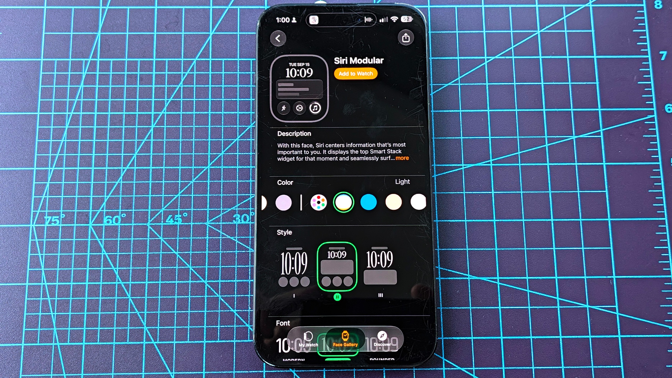 תקריב של תהליך ההתקנה של Siri AI באמצעות Apple Watch 11 ו-iPhone 16 Plus
