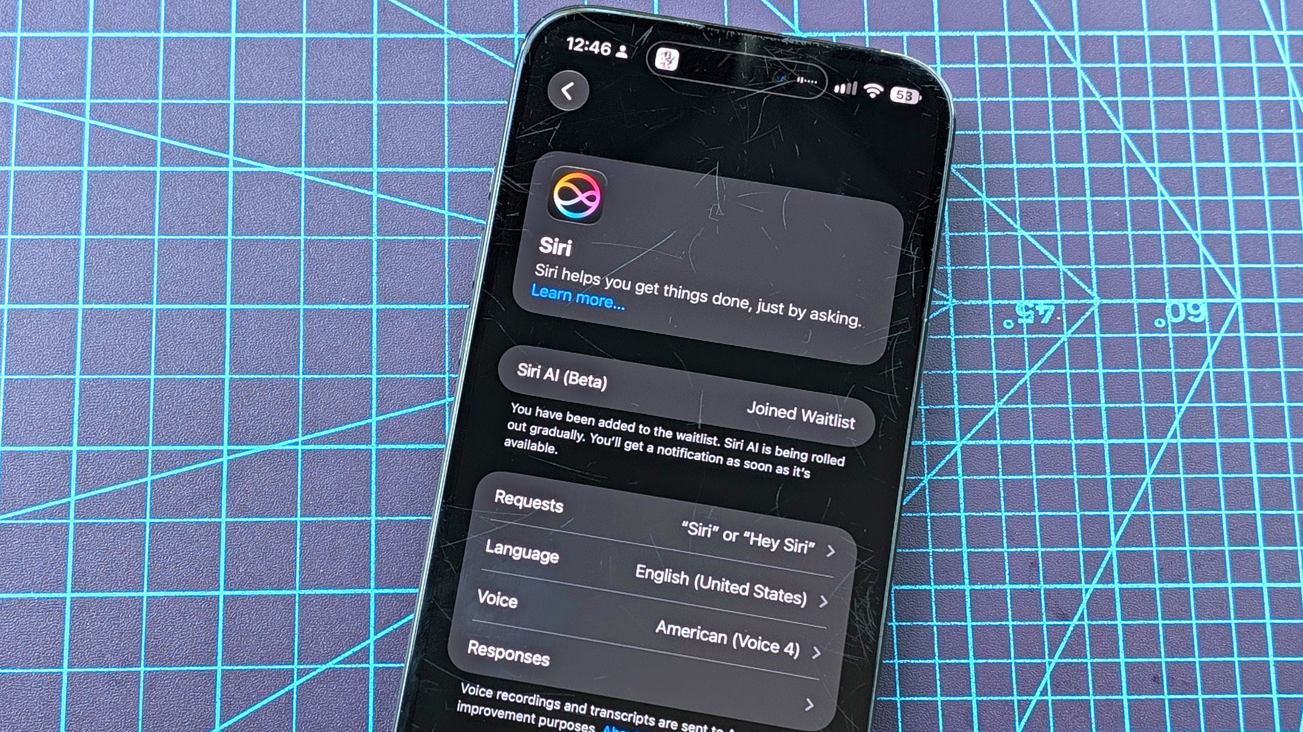 תקריב של תהליך ההתקנה של Siri AI באמצעות Apple Watch 11 ו-iPhone 16 Plus