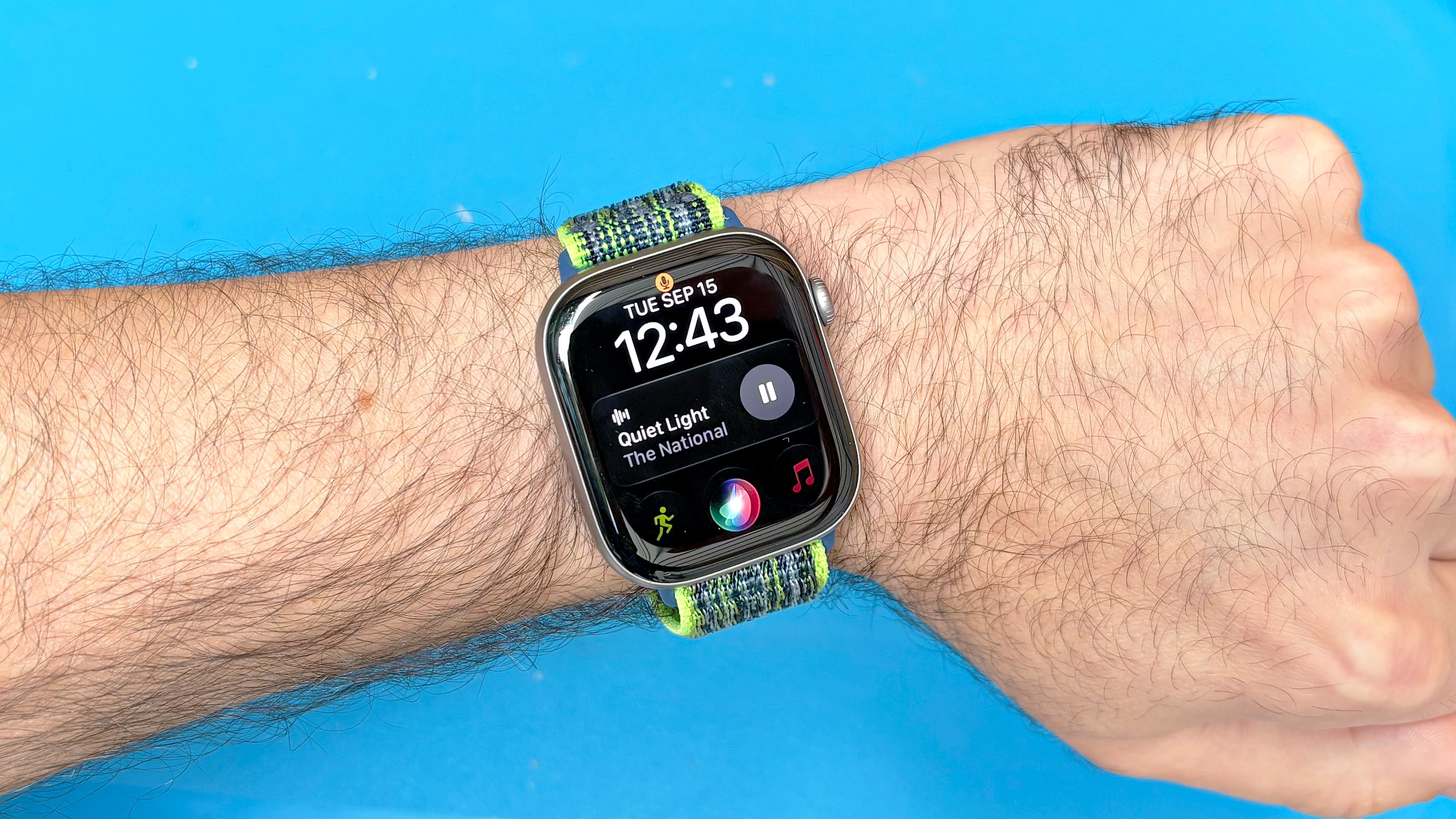 תקריב של תהליך ההתקנה של Siri AI באמצעות Apple Watch 11 ו-iPhone 16 Plus