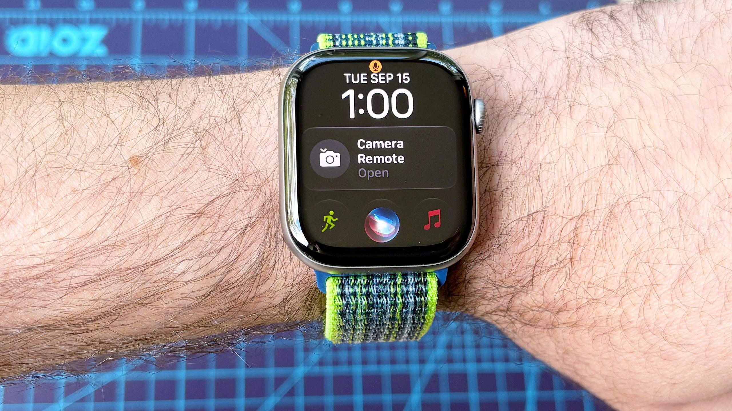 הנה איך להפעיל את Siri AI החדש ב-Apple Watch שלך